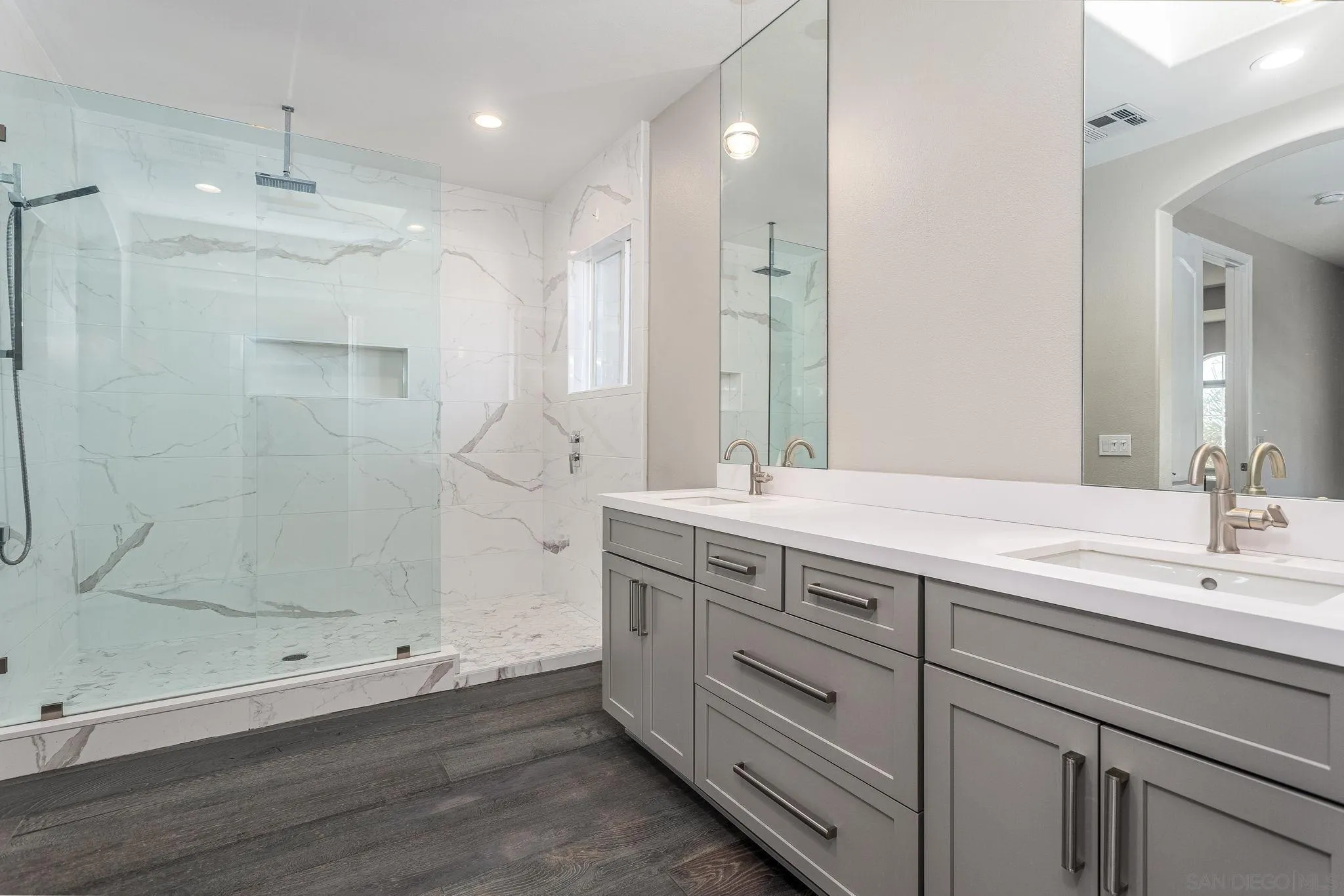 https://cdn.realtyfeed.com/cdn/127/260023231/7f7352a64cfa781d99aeda8601e95212.webp