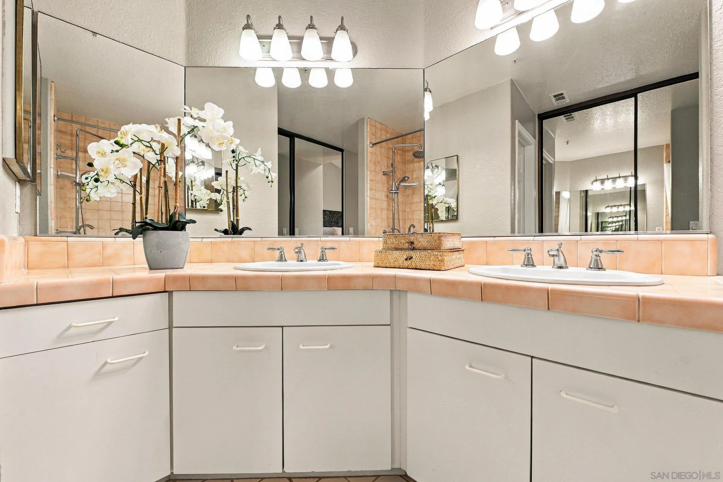 https://cdn.realtyfeed.com/cdn/127/260023237/098d9a00d3d9c4f028ec8cbeba700260.webp