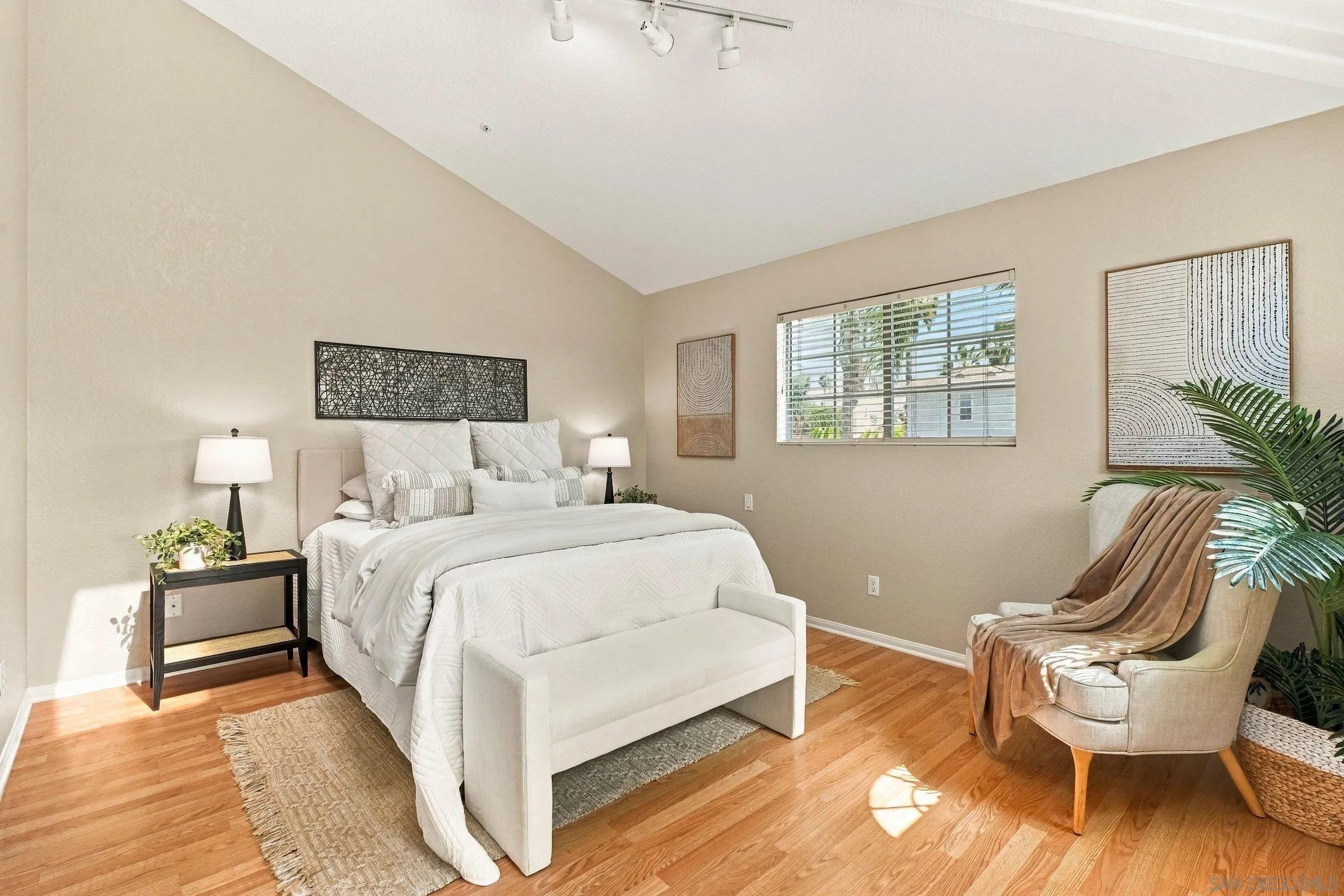 https://cdn.realtyfeed.com/cdn/127/260023237/ab7d92f97e812bbd077772adc963aeae.webp