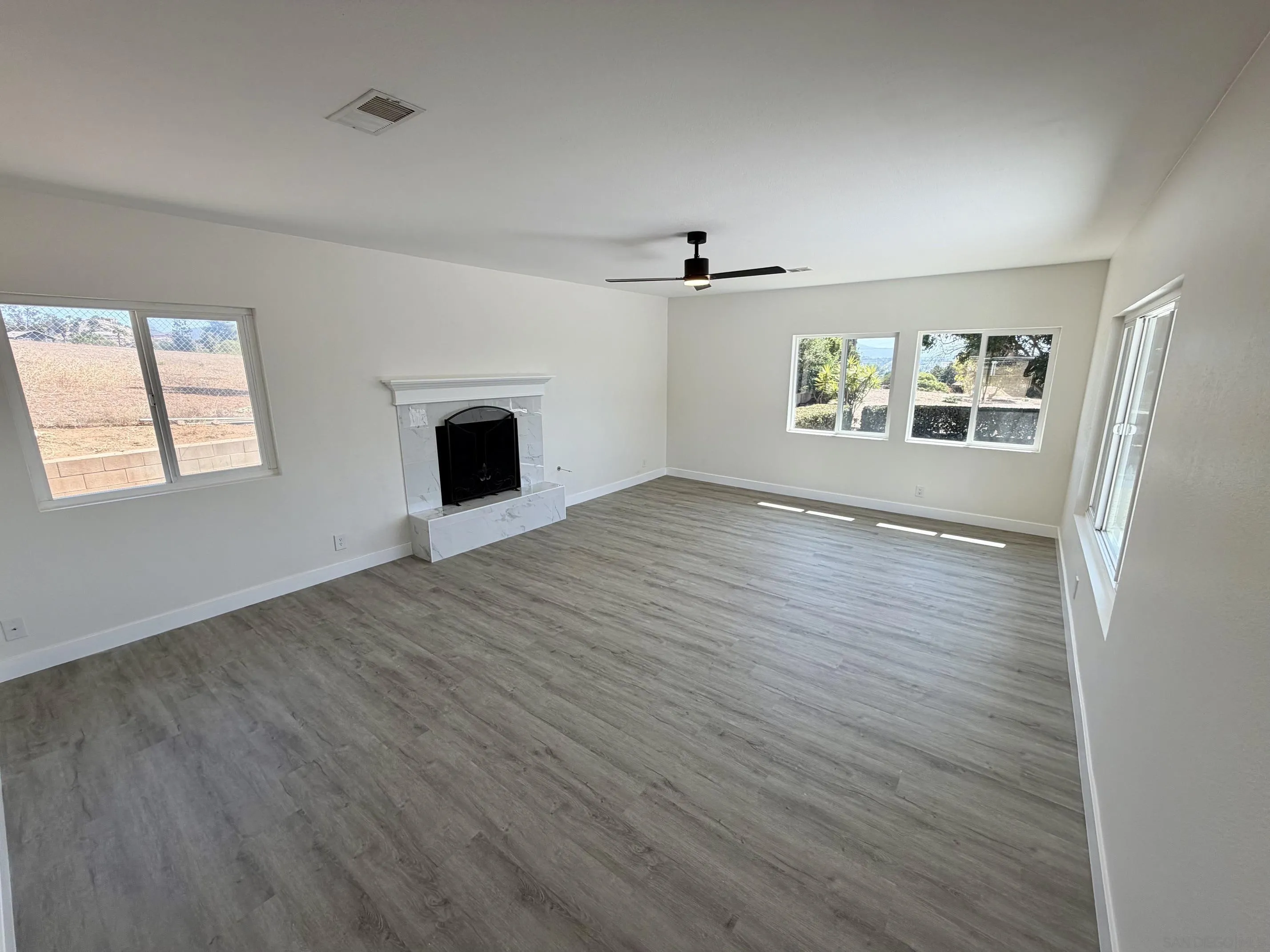 https://cdn.realtyfeed.com/cdn/127/260023242/ca0512e1896bc4db607a89c567202096.webp