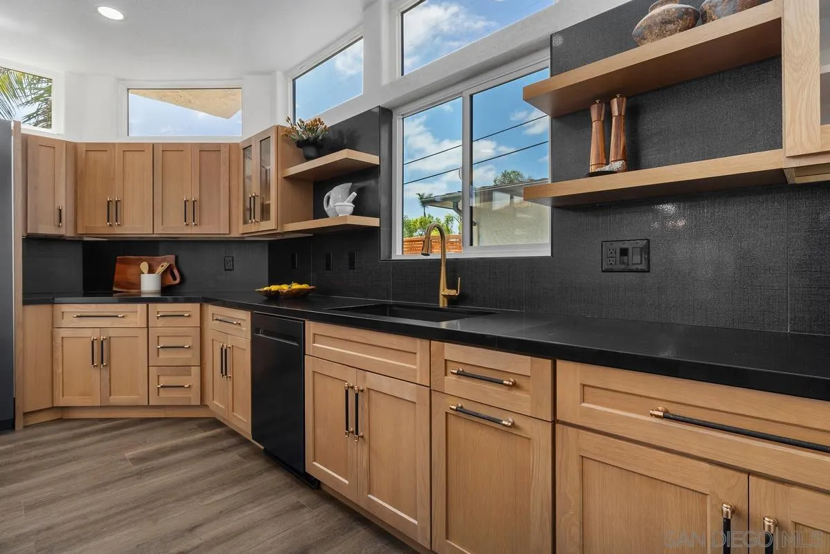 https://cdn.realtyfeed.com/cdn/127/260023265/305cd631bbe0f2be537f3289884ee43f.webp