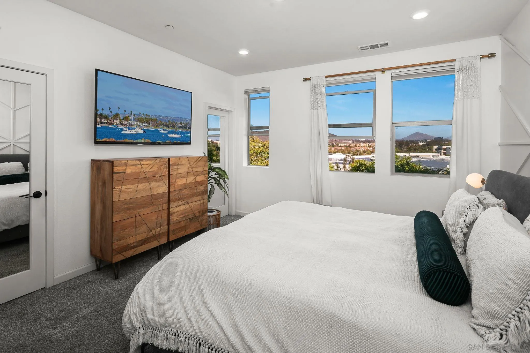 https://cdn.realtyfeed.com/cdn/127/260023270/86fbc2da589b4633a6d9aefde2f7beef.webp