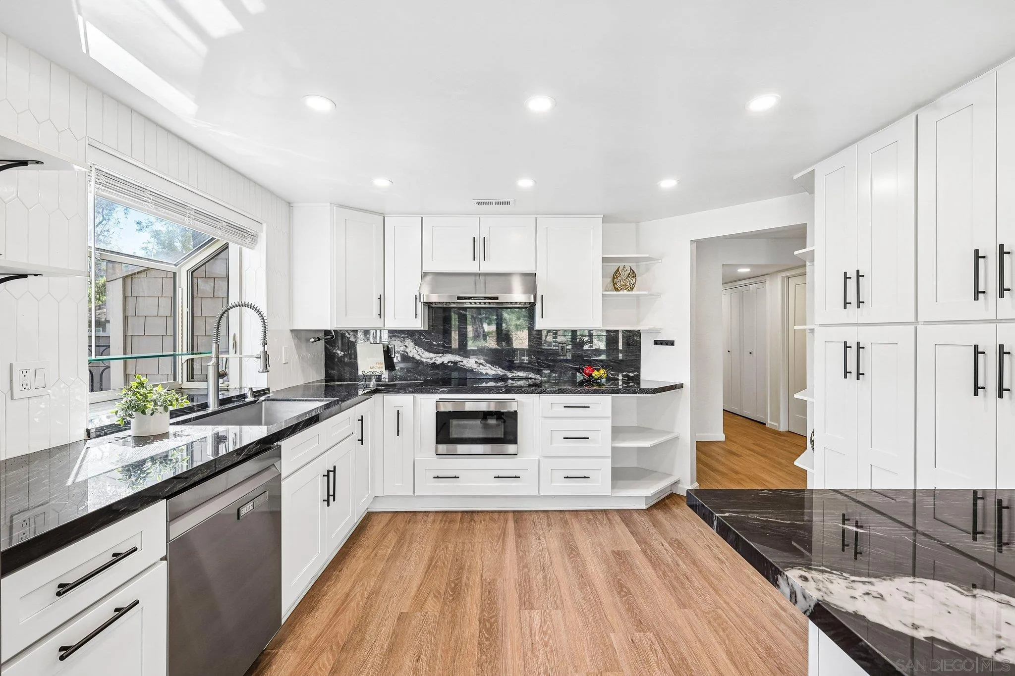 https://cdn.realtyfeed.com/cdn/127/260023277/4bc7bef557bfcb5561121a2b5da03a95.webp