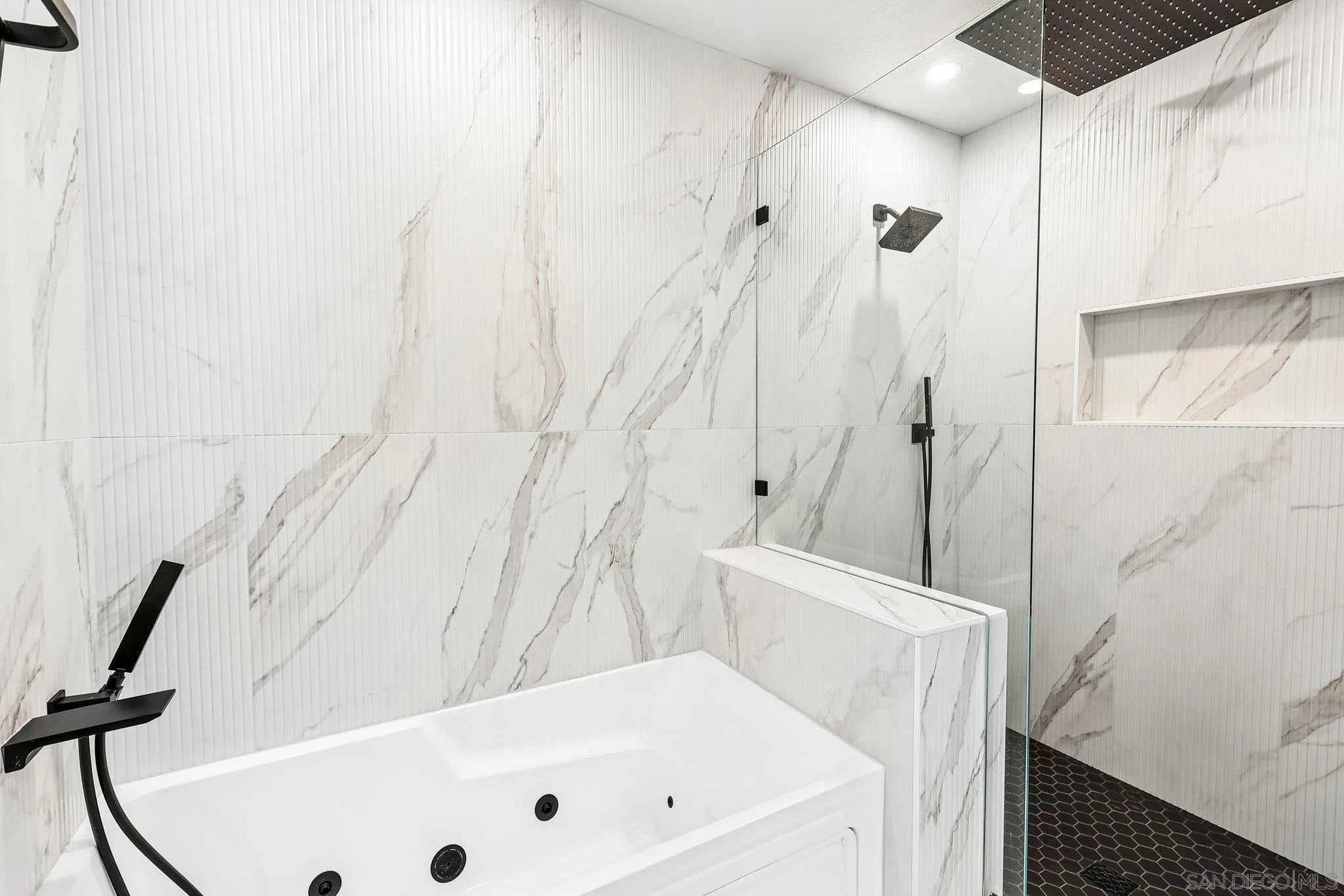 https://cdn.realtyfeed.com/cdn/127/260023277/b33074a75d994c4f8da6e7c72fb135ed.webp