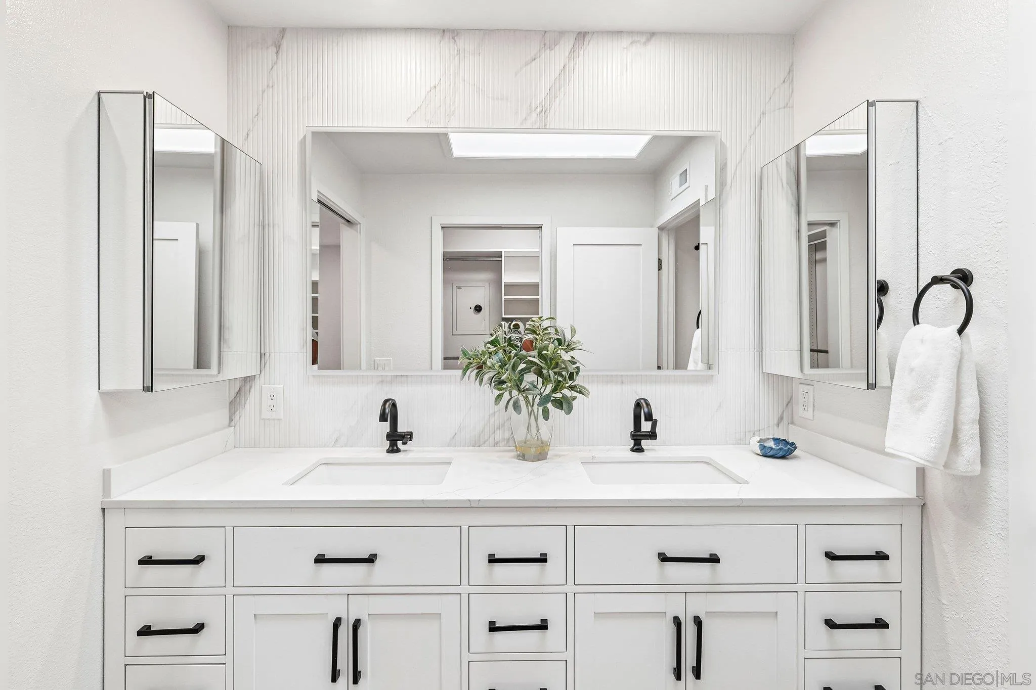 https://cdn.realtyfeed.com/cdn/127/260023277/dbc8d56e16b77cbfb5e1bc9bc3fa1147.webp