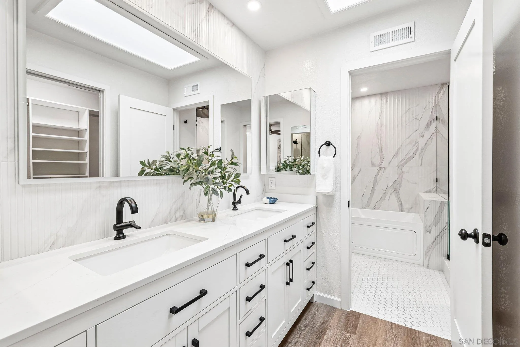 https://cdn.realtyfeed.com/cdn/127/260023277/fe150df338dd7cac1811f66651d96d6f.webp