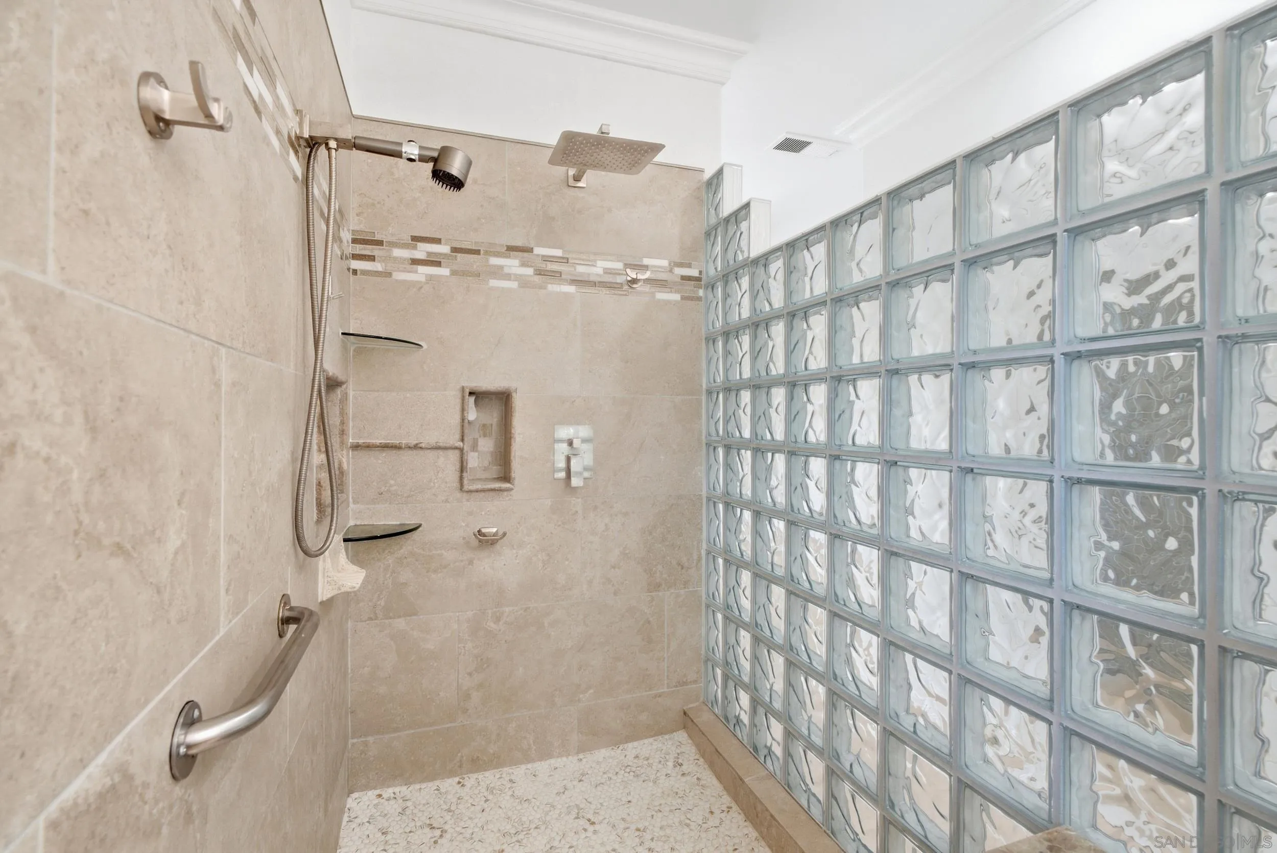 https://cdn.realtyfeed.com/cdn/127/260023282/68900e231cbb11697d15a76594a9ded5.webp