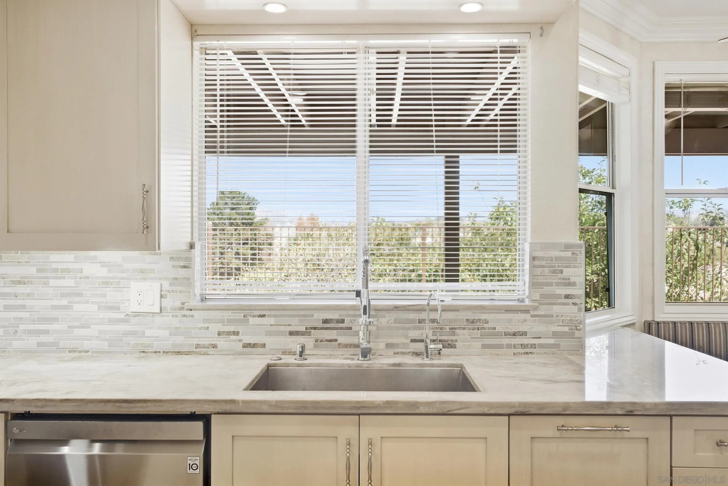 https://cdn.realtyfeed.com/cdn/127/260023282/fa21056002039807314b5537f62f23d2.webp