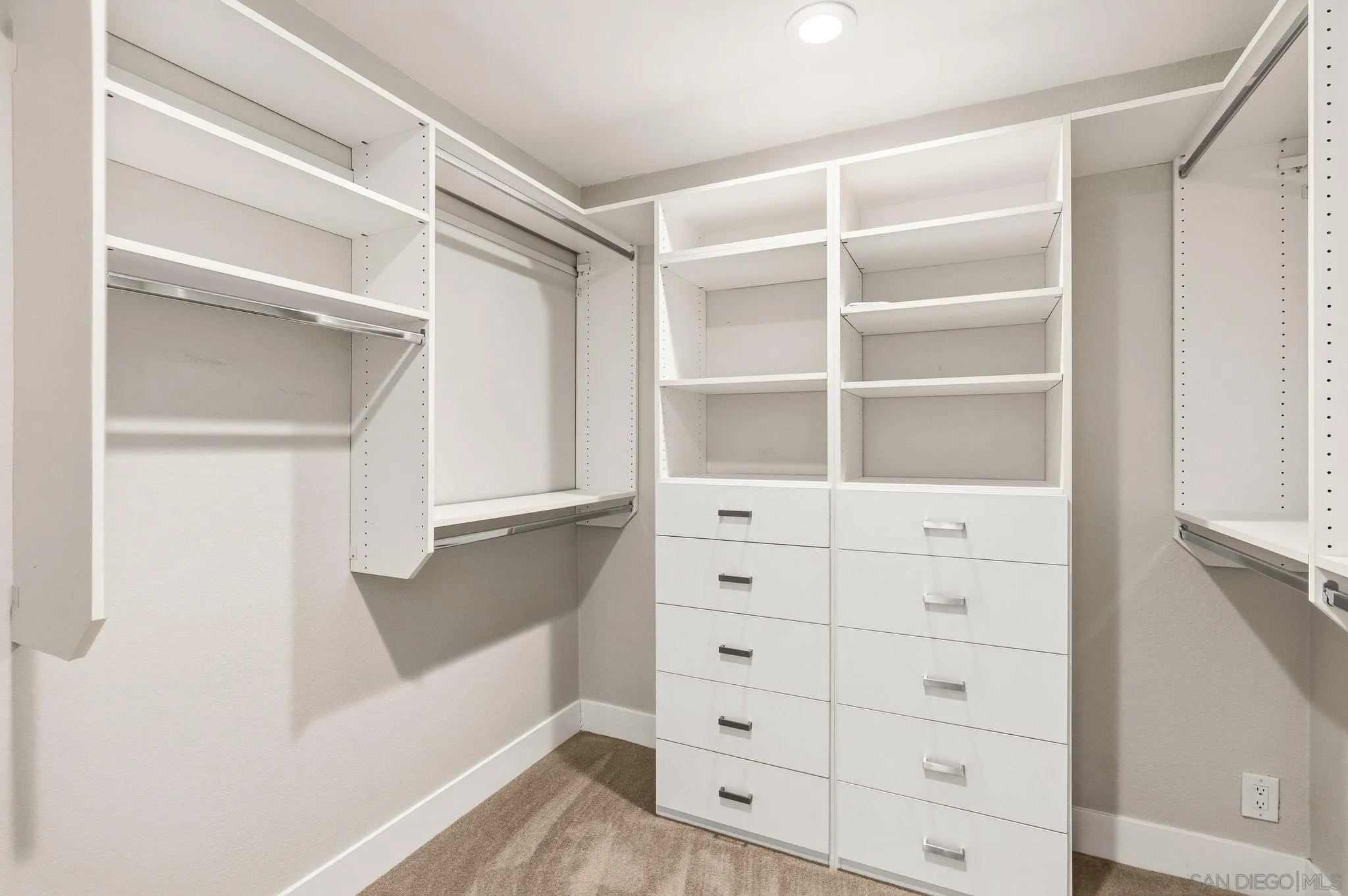 https://cdn.realtyfeed.com/cdn/127/260023287/37a5034403a786b4a8f53e8743dd8f9a.webp
