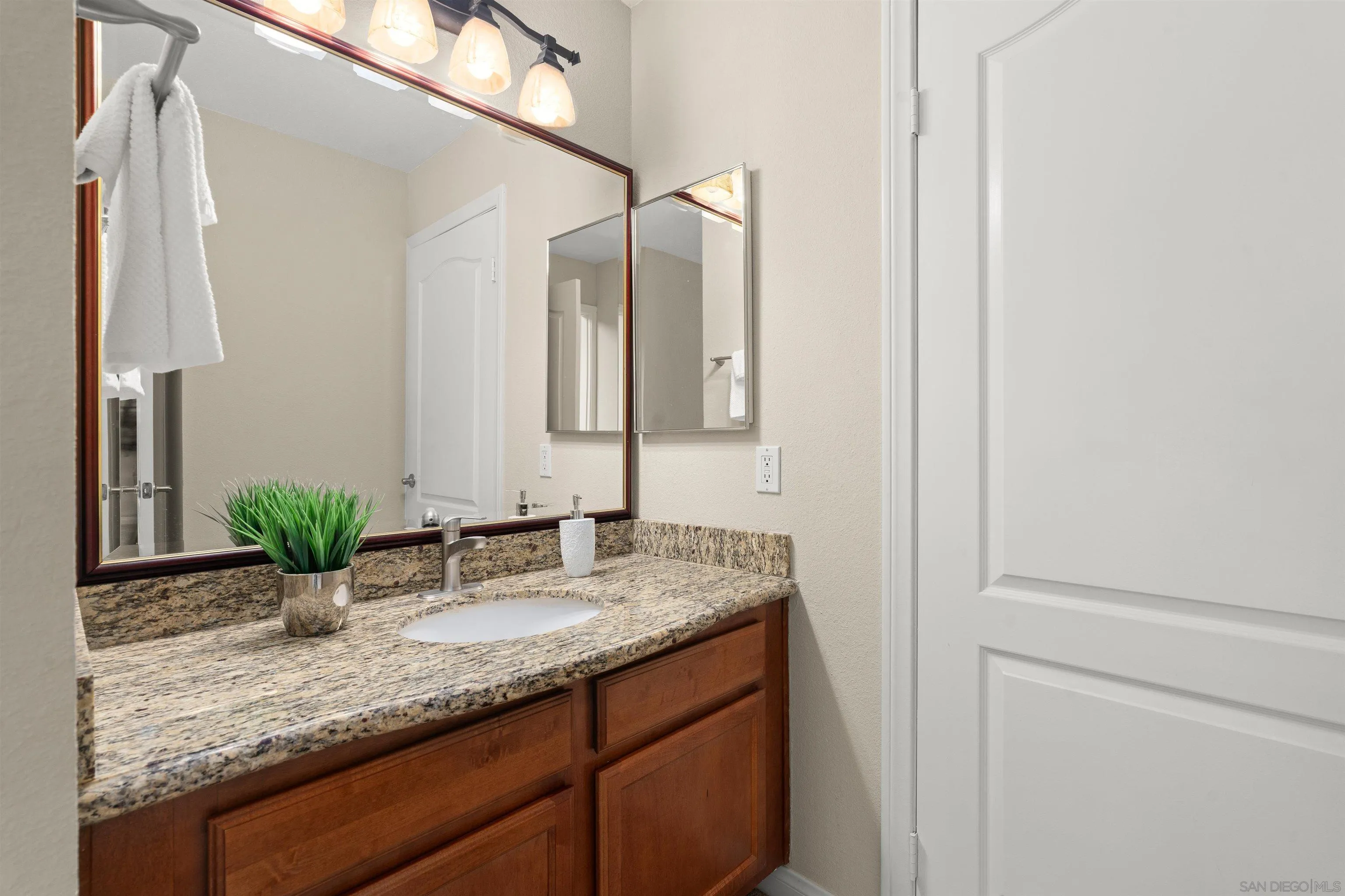 https://cdn.realtyfeed.com/cdn/127/260023291/6956cd8183d63a757fc1cddf7dd33c85.webp