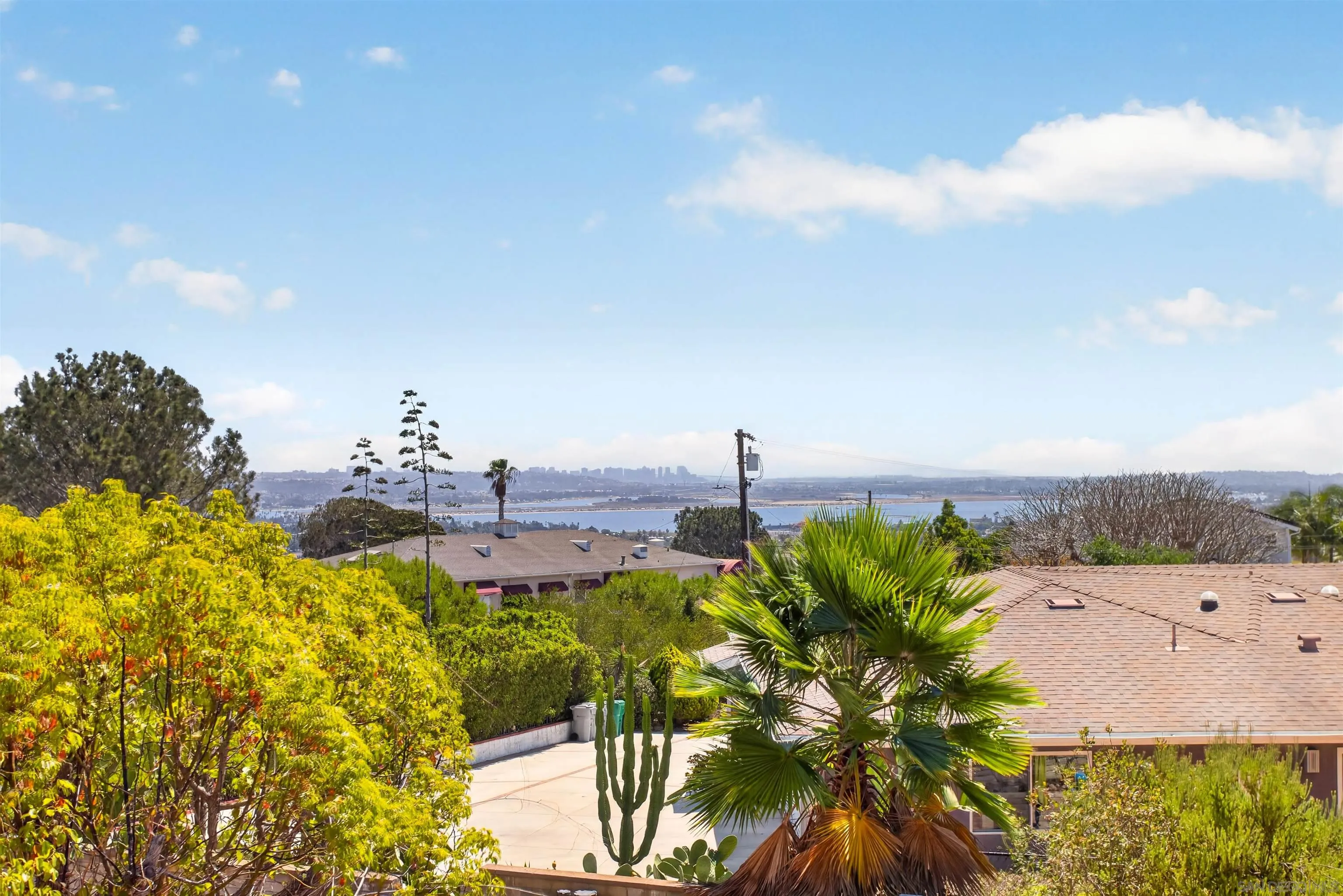 https://cdn.realtyfeed.com/cdn/127/260023301/3787fe13d6d05b175715f3ea1c8a7974.webp