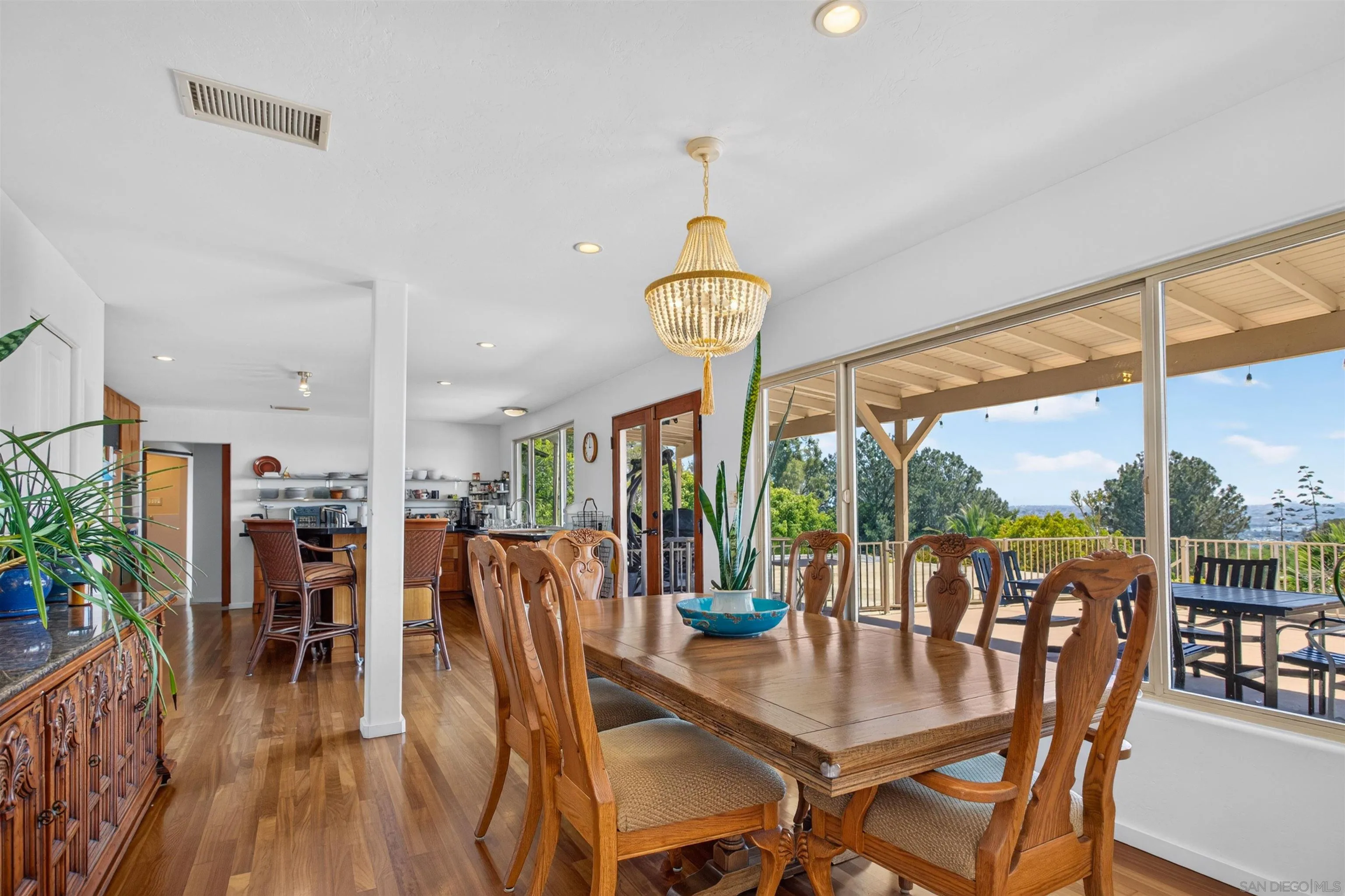 https://cdn.realtyfeed.com/cdn/127/260023301/4179b3d6427b3ba9fdf870ac39c6319f.webp