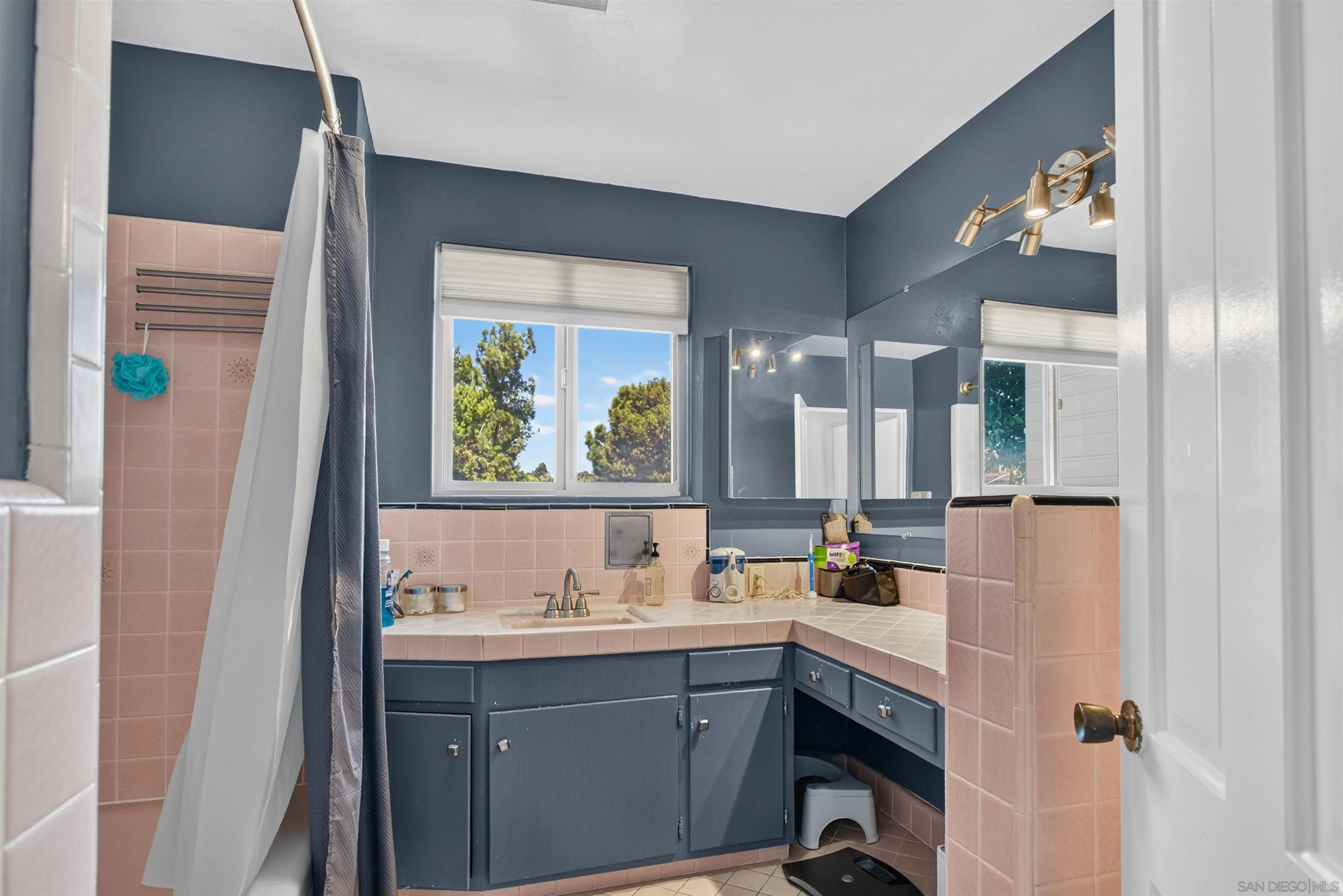 https://cdn.realtyfeed.com/cdn/127/260023301/8455c7c14159dfce8d782aa770a55601.webp