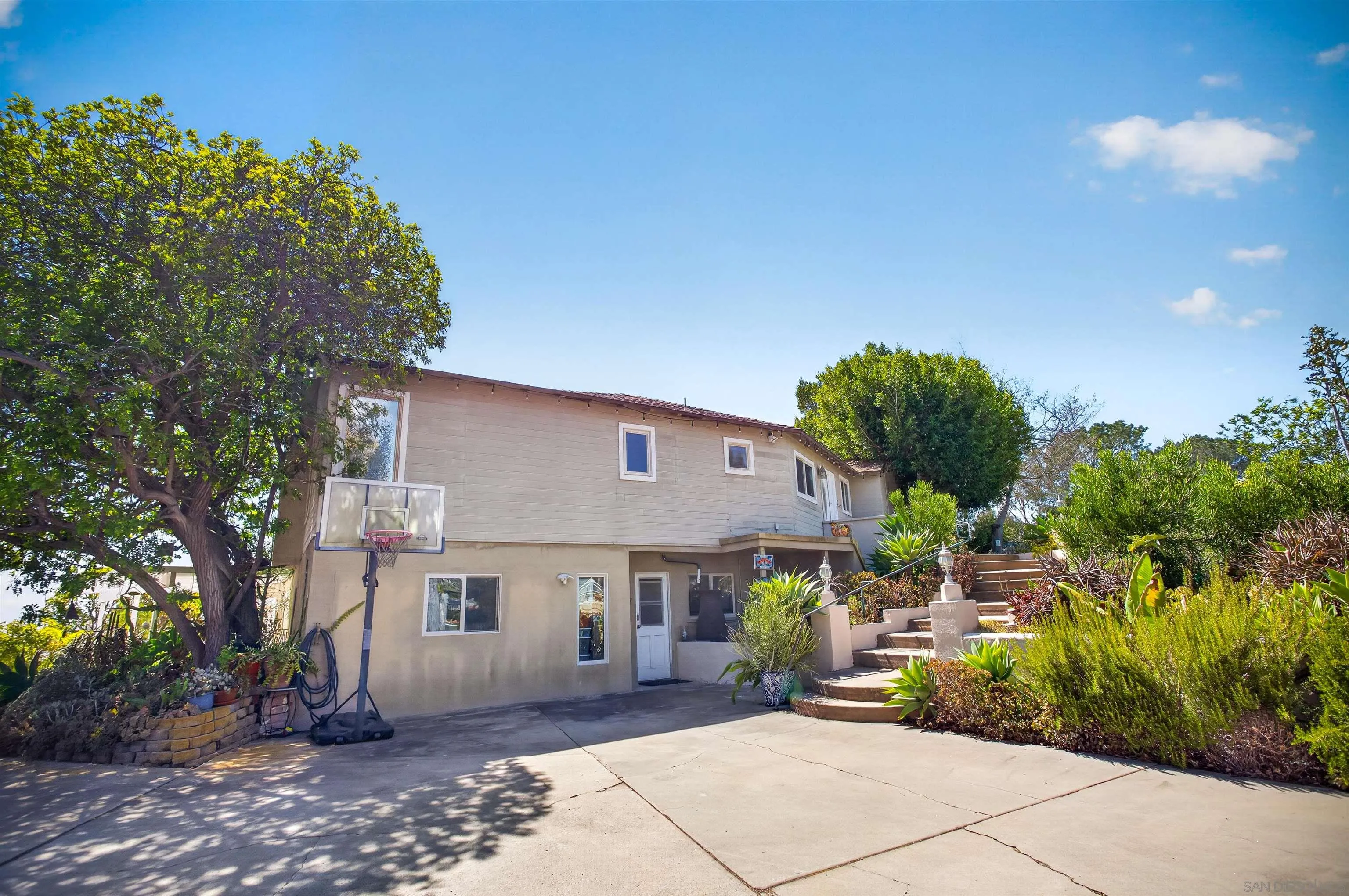 https://cdn.realtyfeed.com/cdn/127/260023301/8b7a6765c930dfb4e9f16b769c49cd4b.webp