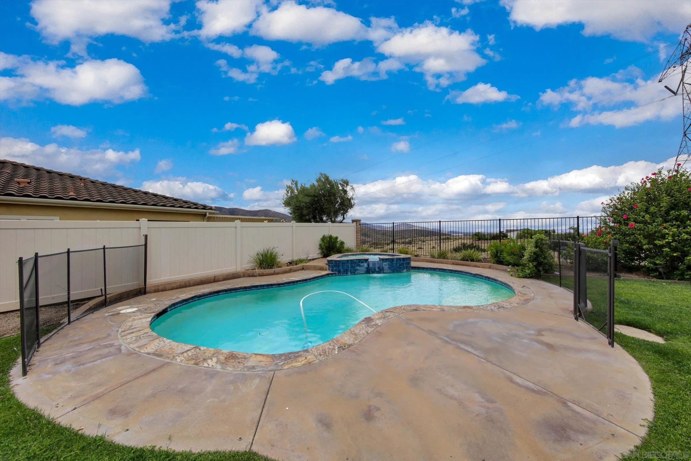 https://cdn.realtyfeed.com/cdn/127/260023303/692c7528b1ed35e2a4fa65b6923f06c7.webp