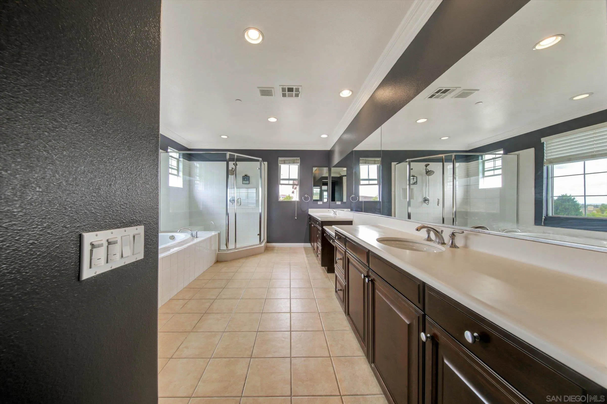 https://cdn.realtyfeed.com/cdn/127/260023303/894fcc57c59e9bde2600a16463b29a47.webp