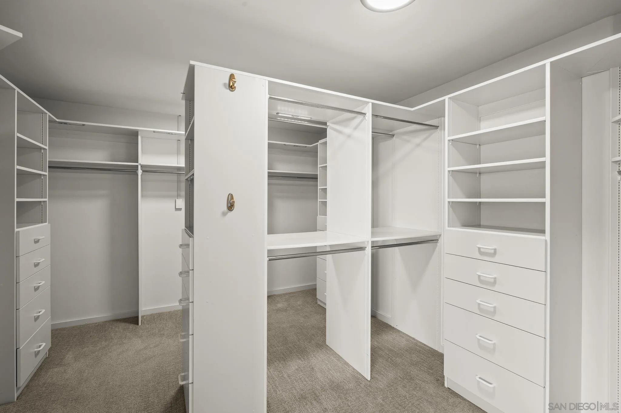 https://cdn.realtyfeed.com/cdn/127/260023329/552a35bf153ae41d63c2245c830bf1a8.webp