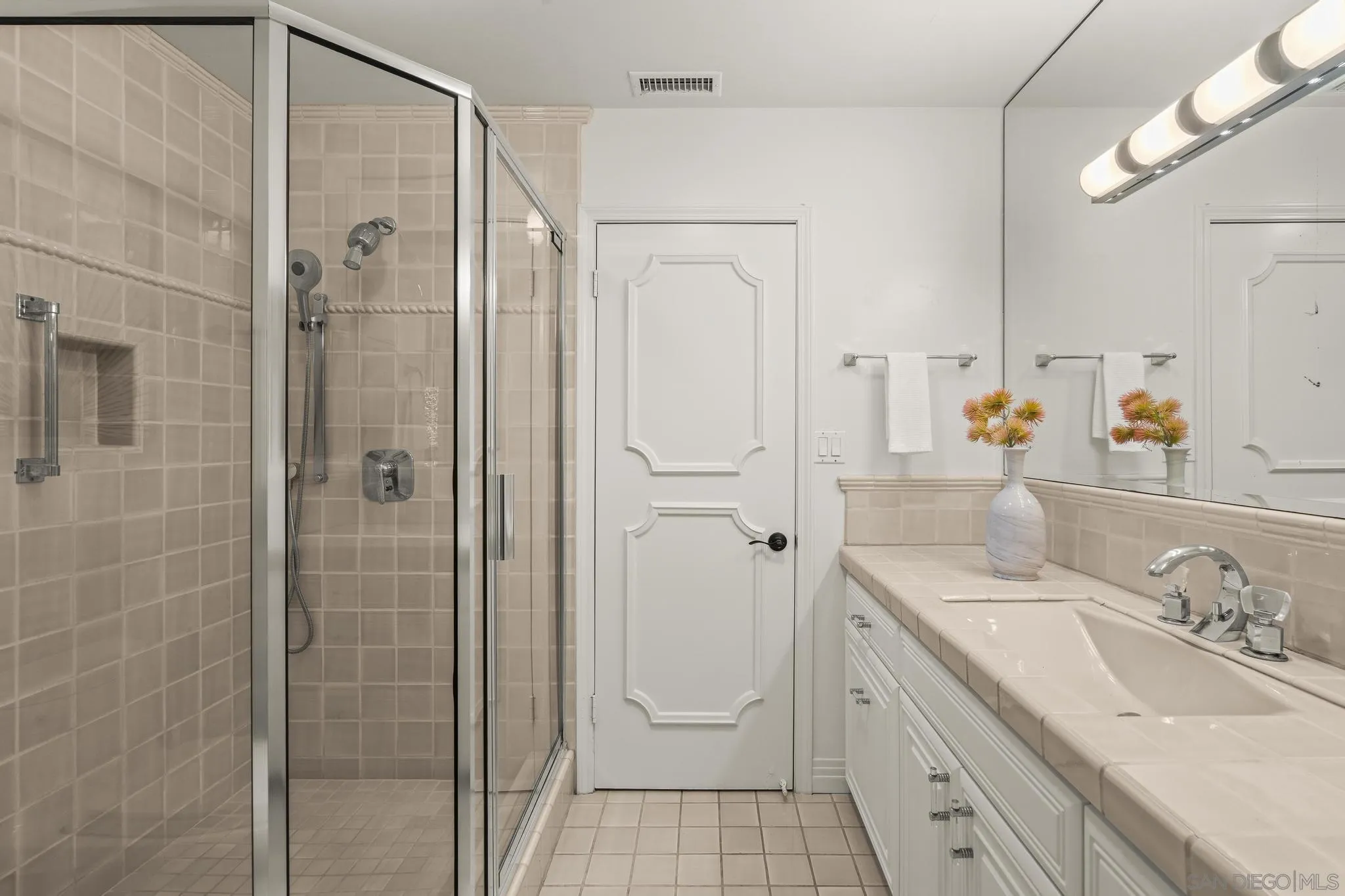 https://cdn.realtyfeed.com/cdn/127/260023329/8385dbf2f4495f45a44948326a1f210b.webp