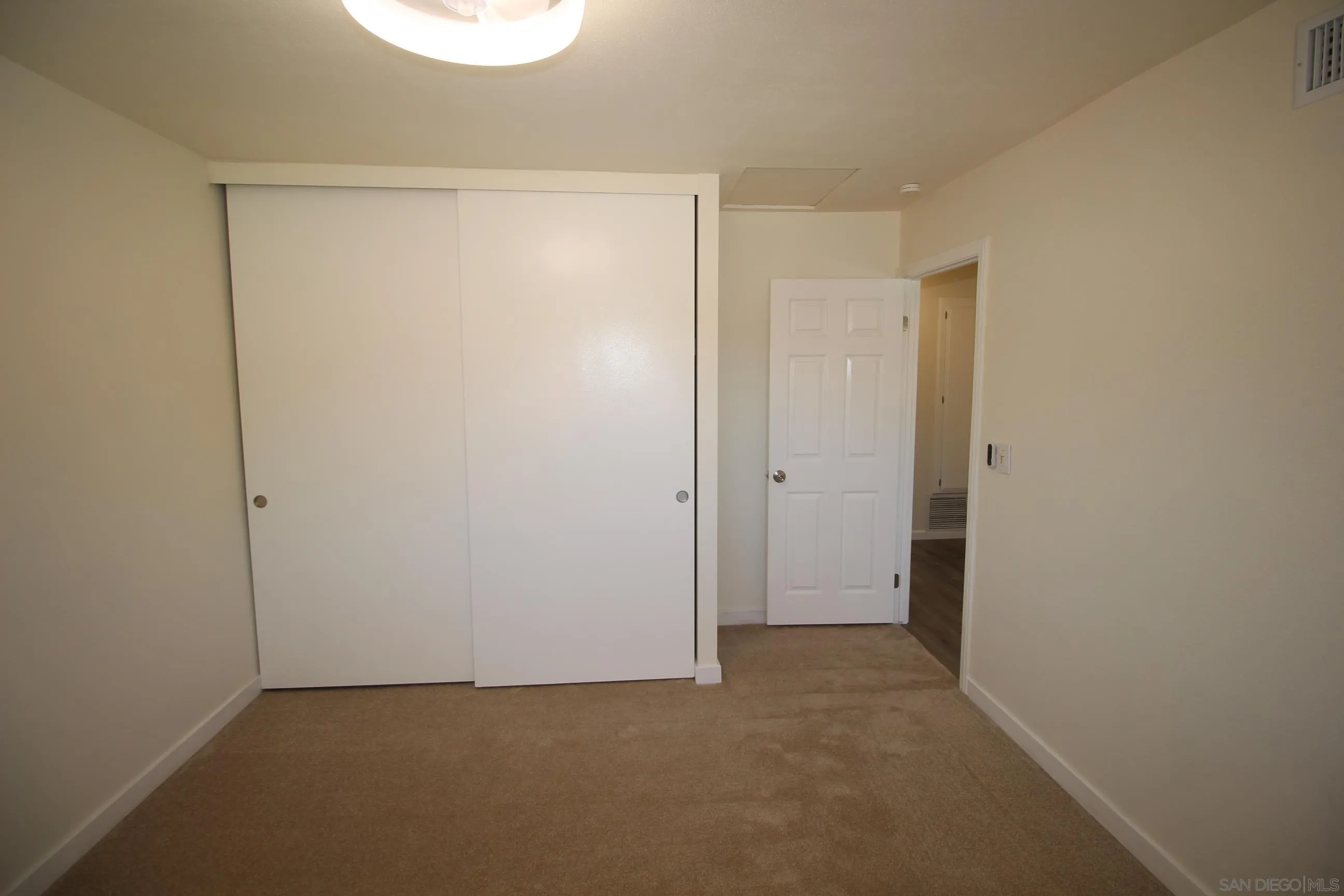 https://cdn.realtyfeed.com/cdn/127/260023338/a048b37792c7f411e97a56cb819aecc6.webp