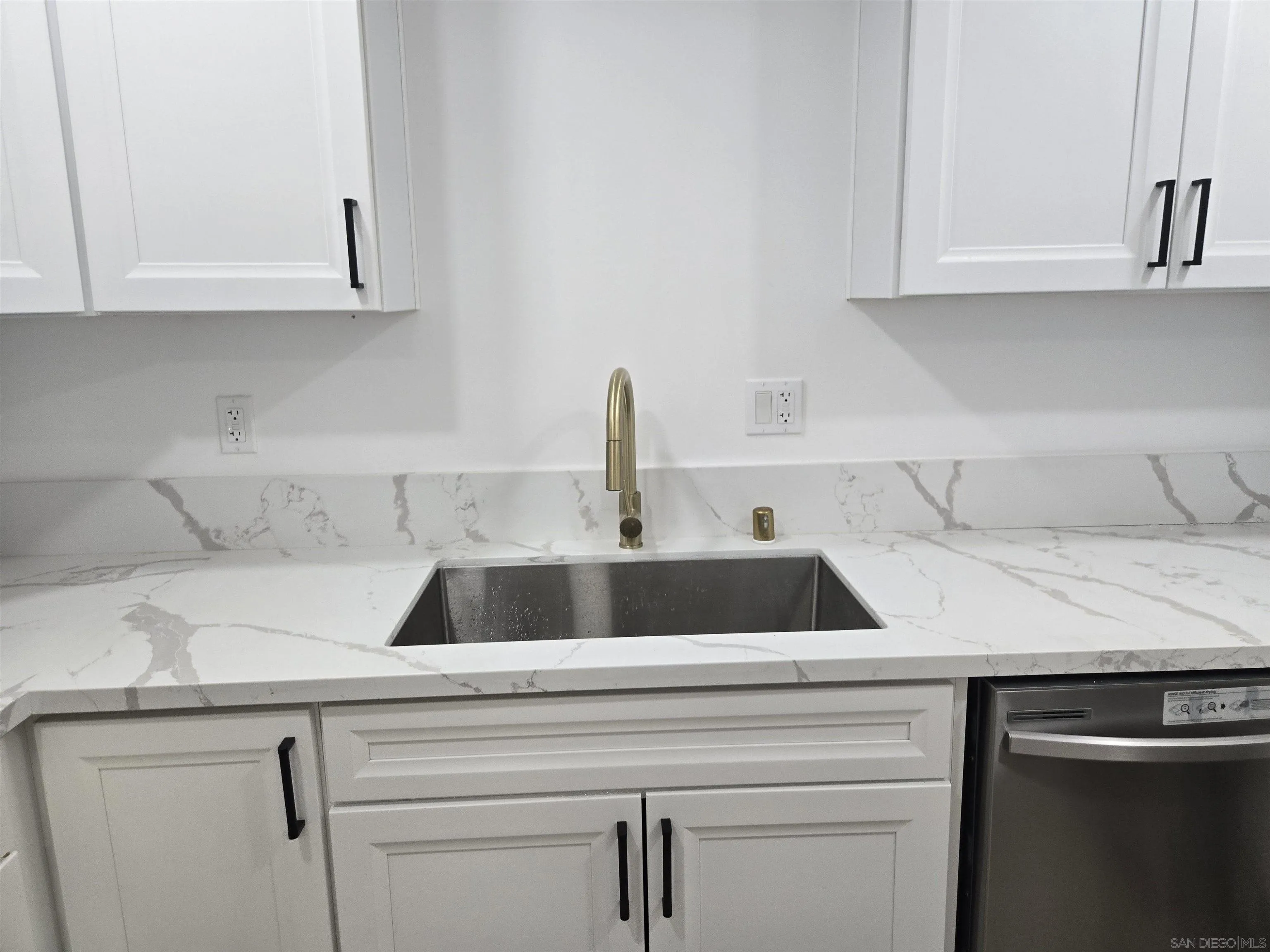 https://cdn.realtyfeed.com/cdn/127/260023345/8fb0c4ce89c3b1b3b8305d072f42b0c9.webp