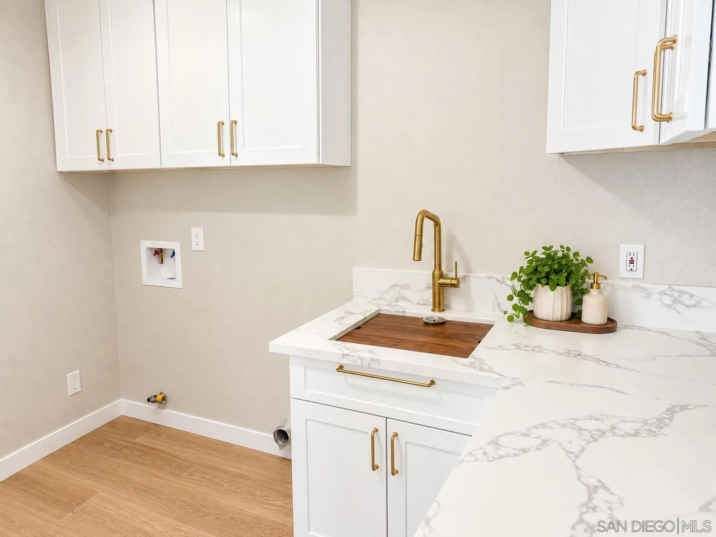 https://cdn.realtyfeed.com/cdn/127/260023351/09e6097a9202012bd7fb2e34a25ef220.webp