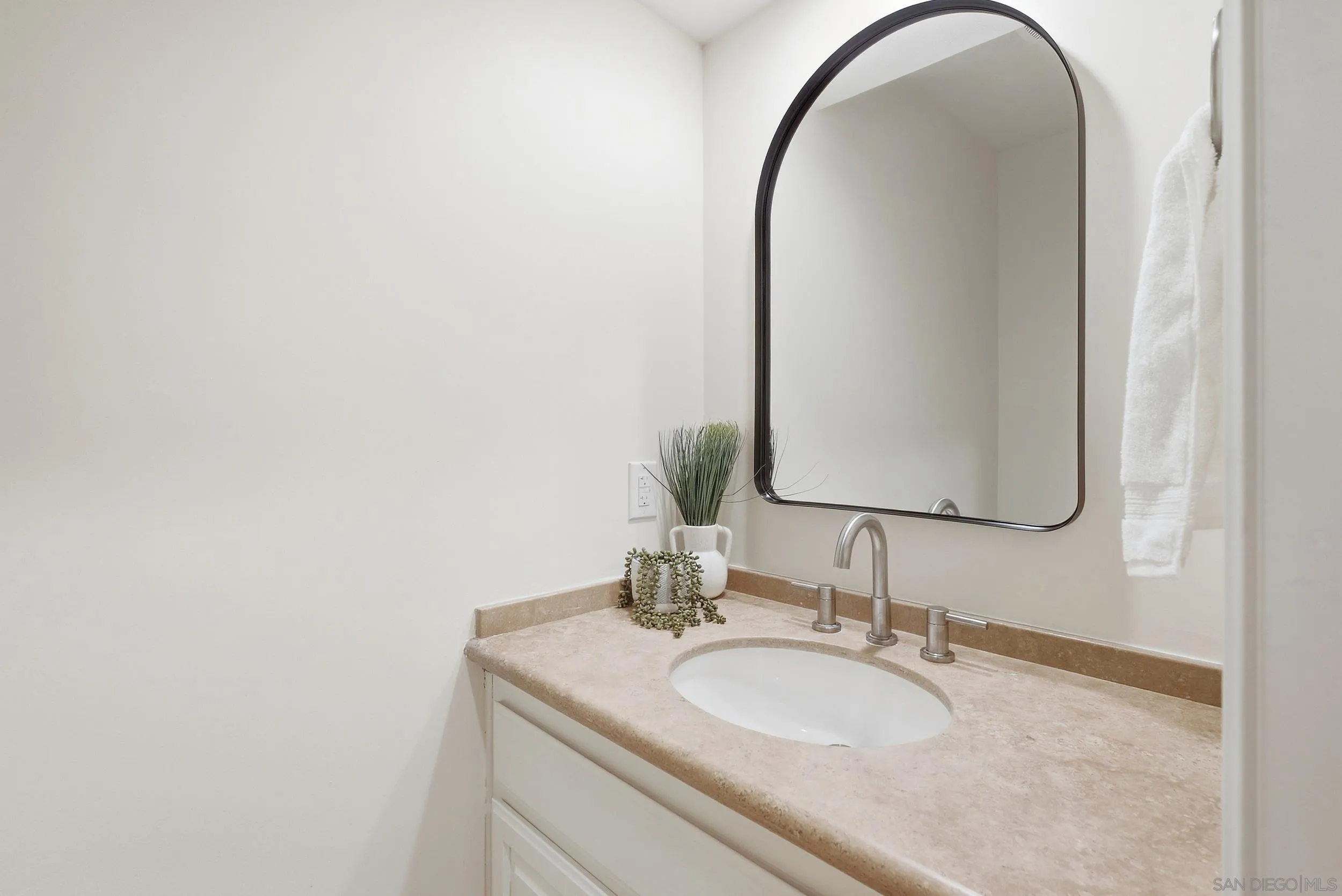 https://cdn.realtyfeed.com/cdn/127/260023361/4a88a54e9aadb6c6427a4b5a2204592b.webp
