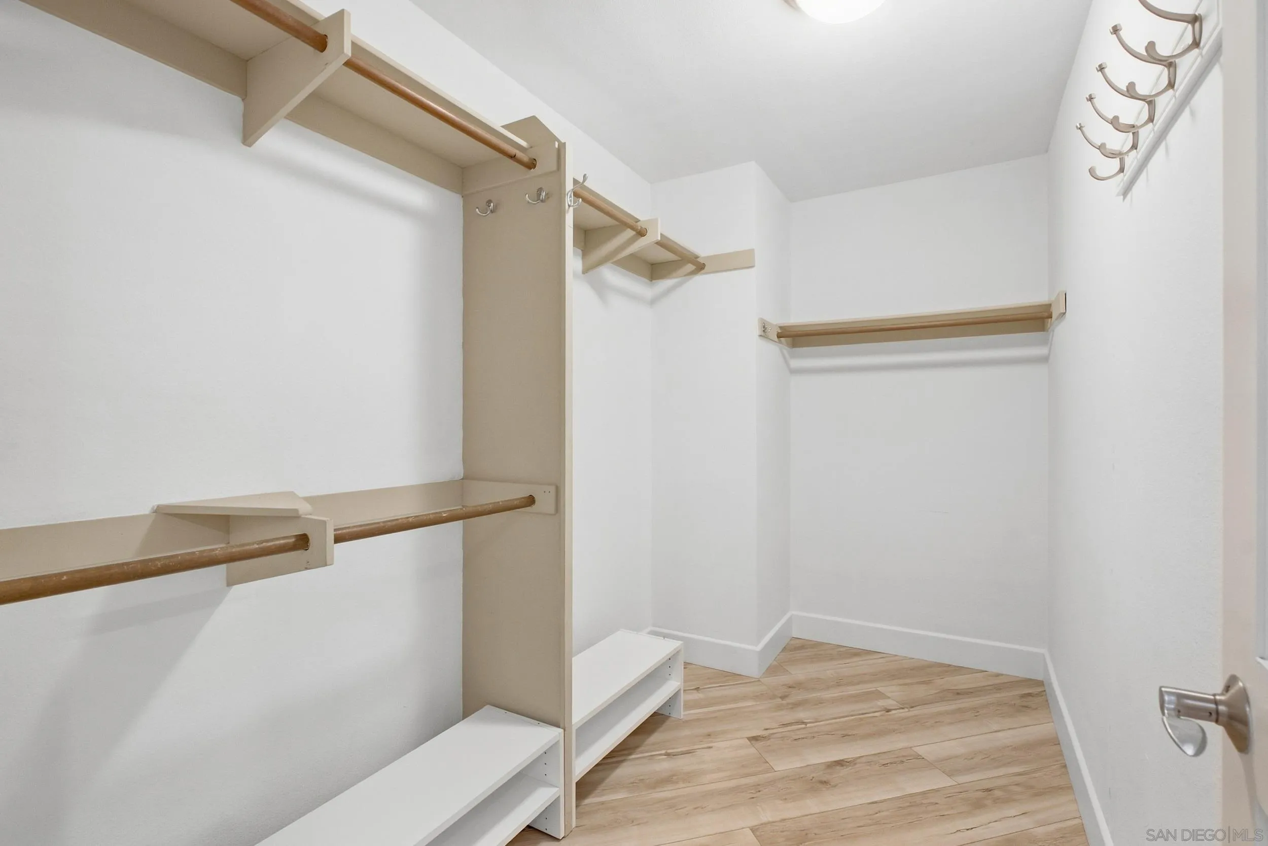 https://cdn.realtyfeed.com/cdn/127/260023361/6f6da4589e37e54754fd96bfb37ecda6.webp