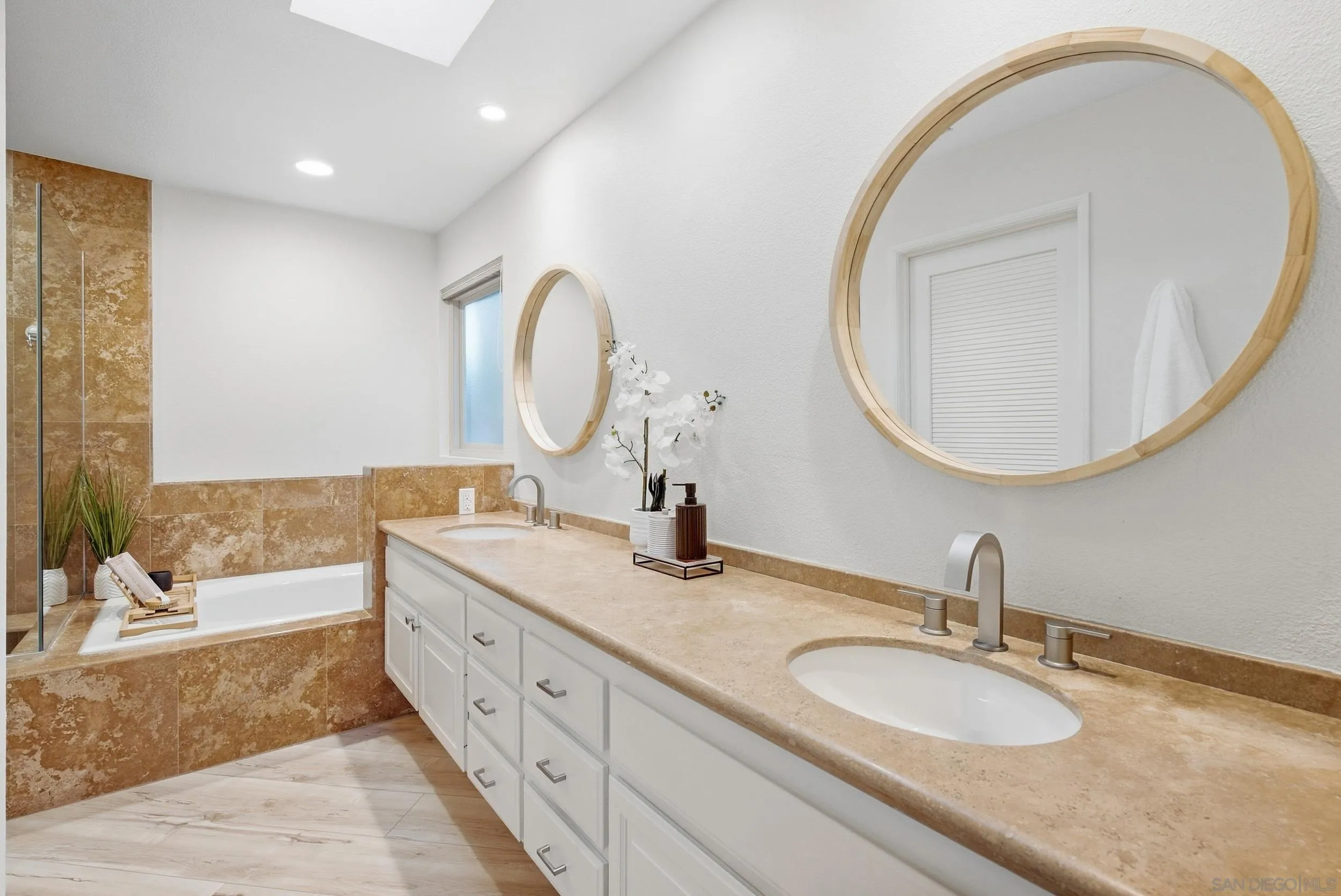 https://cdn.realtyfeed.com/cdn/127/260023361/cd19c1f8f10cdd441f5b4e172651fb1a.webp