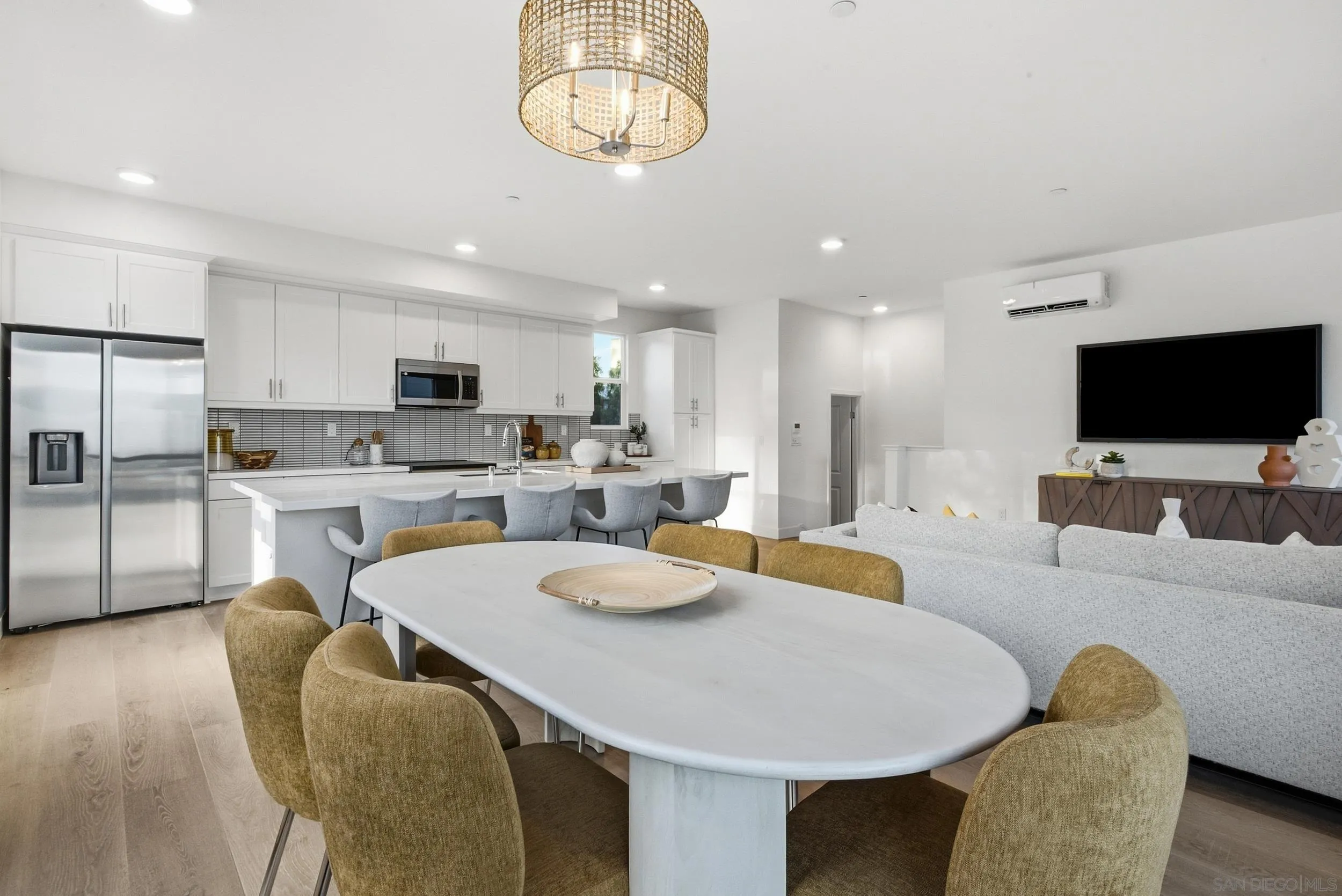 https://cdn.realtyfeed.com/cdn/127/260023363/1cca9045c14b7a8c8b30da3dc79b6015.webp