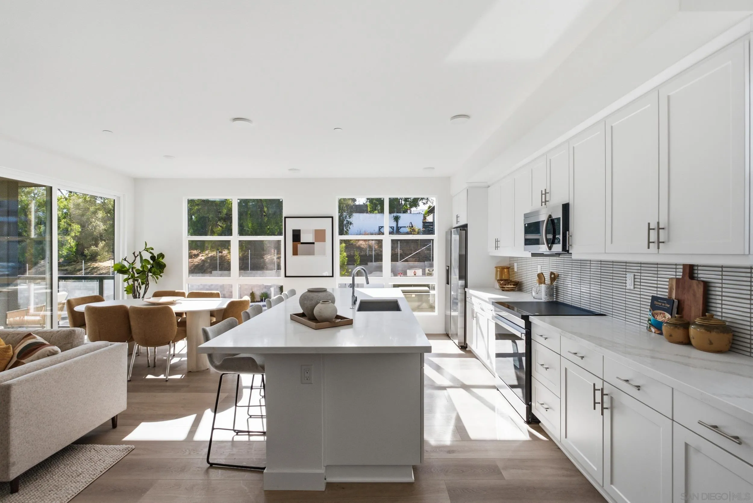 https://cdn.realtyfeed.com/cdn/127/260023363/e61df30e7f92b9273b9ddabc78831bd5.webp