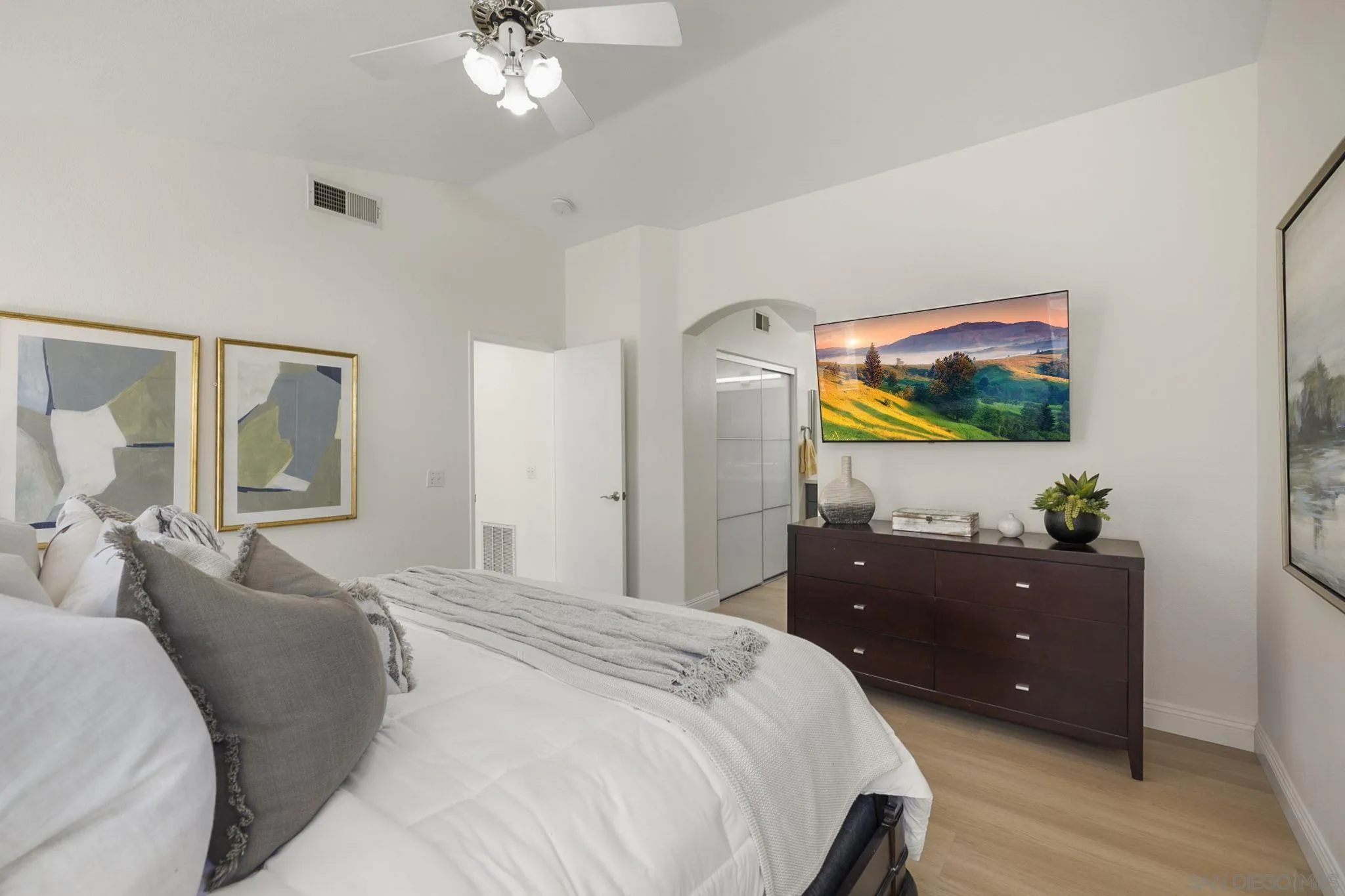 https://cdn.realtyfeed.com/cdn/127/260023367/8f6e42706d11234d47102b384591e03d.webp