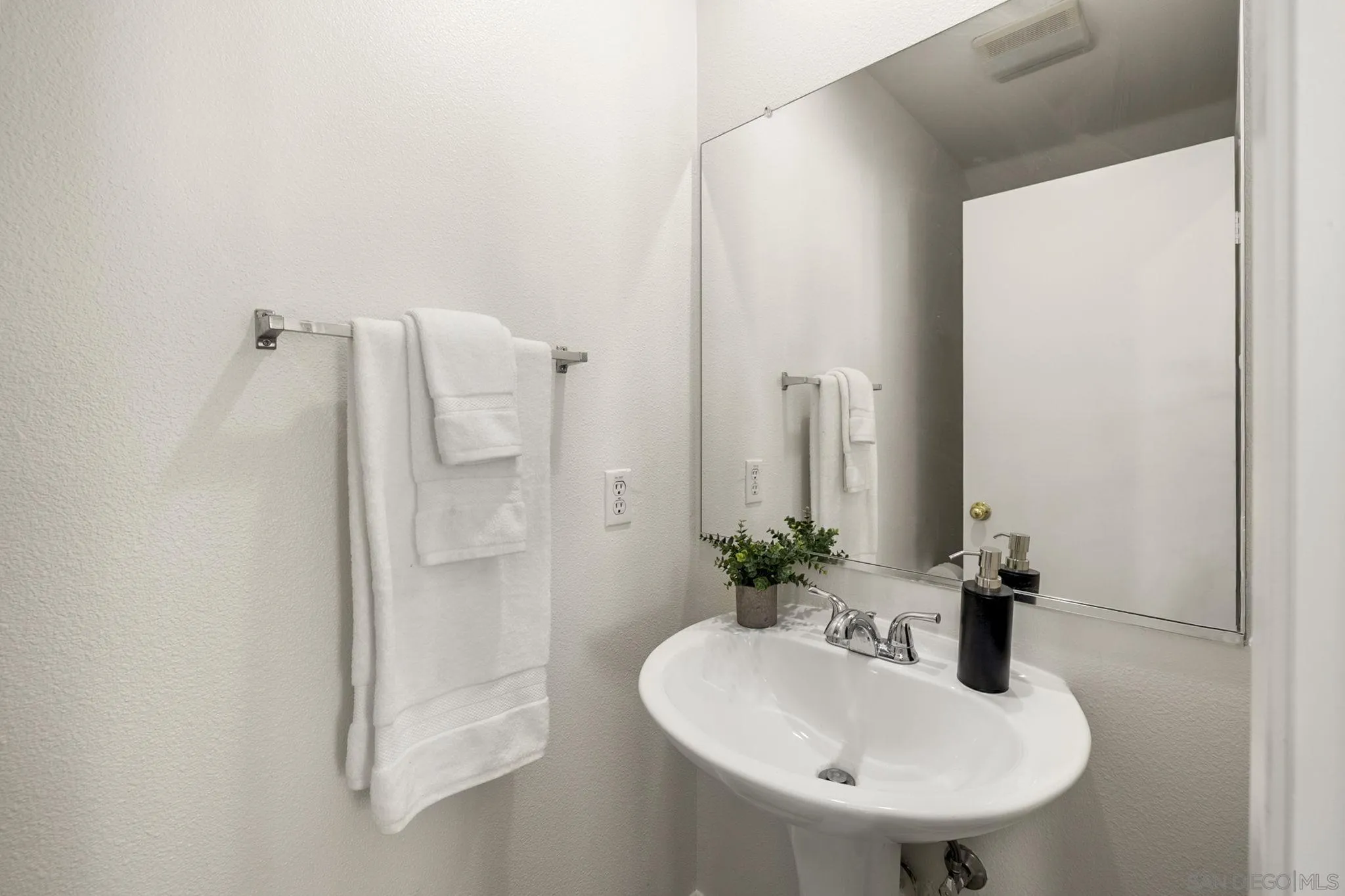 https://cdn.realtyfeed.com/cdn/127/260023367/dee414d7538ee954a95d488b76d60892.webp