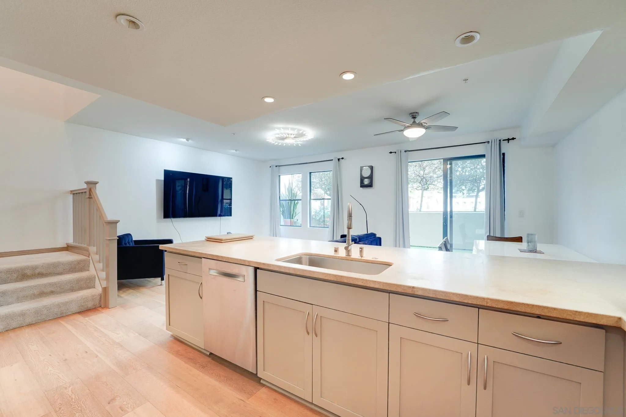https://cdn.realtyfeed.com/cdn/127/260023370/c922d136bb2ba55a1d7ab53e74b85d1c.webp