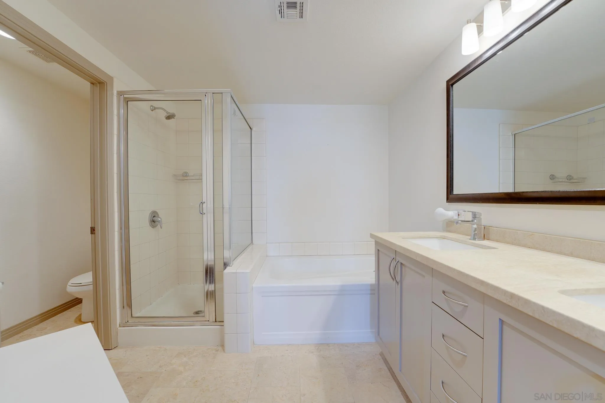 https://cdn.realtyfeed.com/cdn/127/260023370/f40d72aa246500329dd116fc8640e5fc.webp