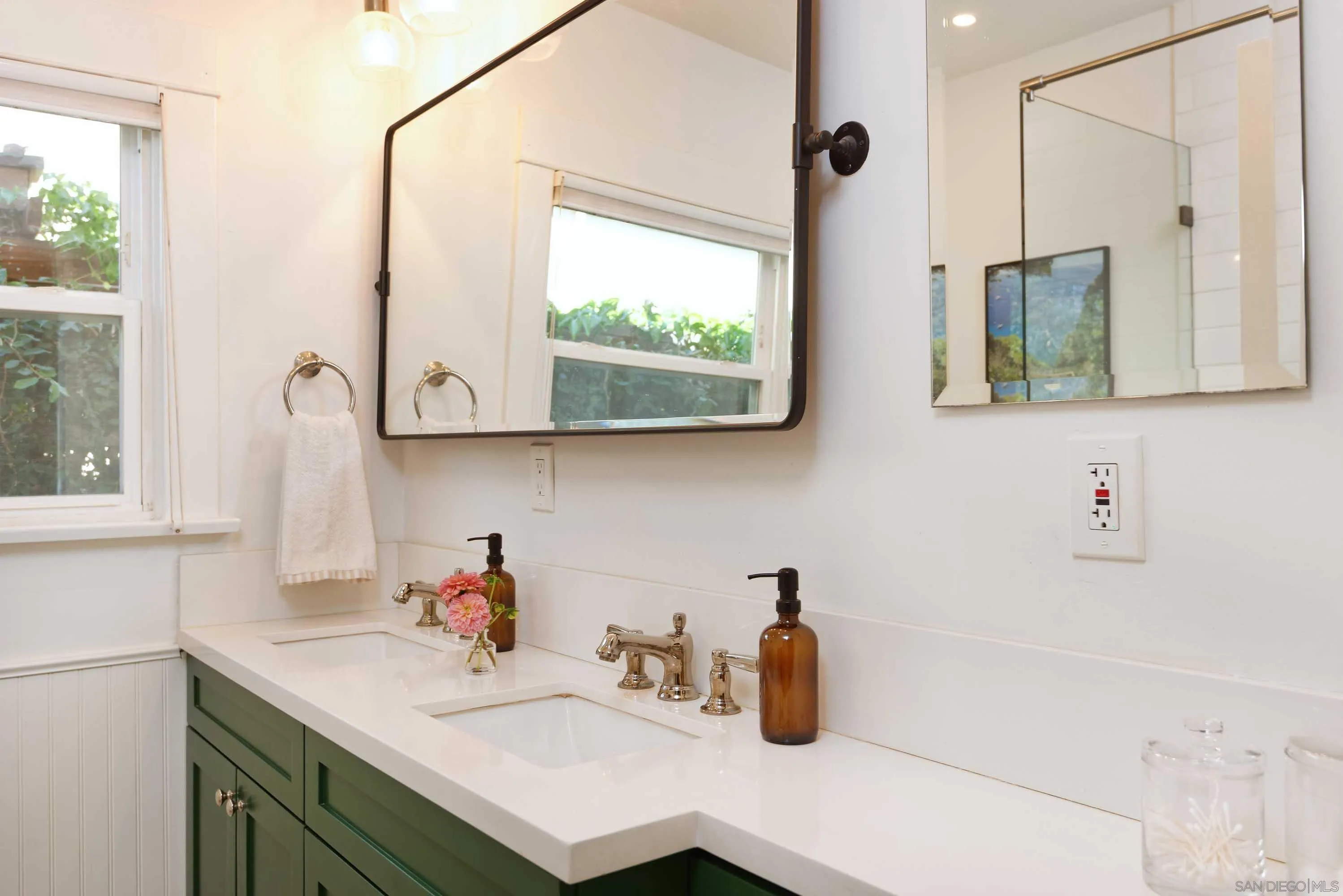 https://cdn.realtyfeed.com/cdn/127/260023371/fb8056ab08aa45b24d71b86c5c801de4.webp