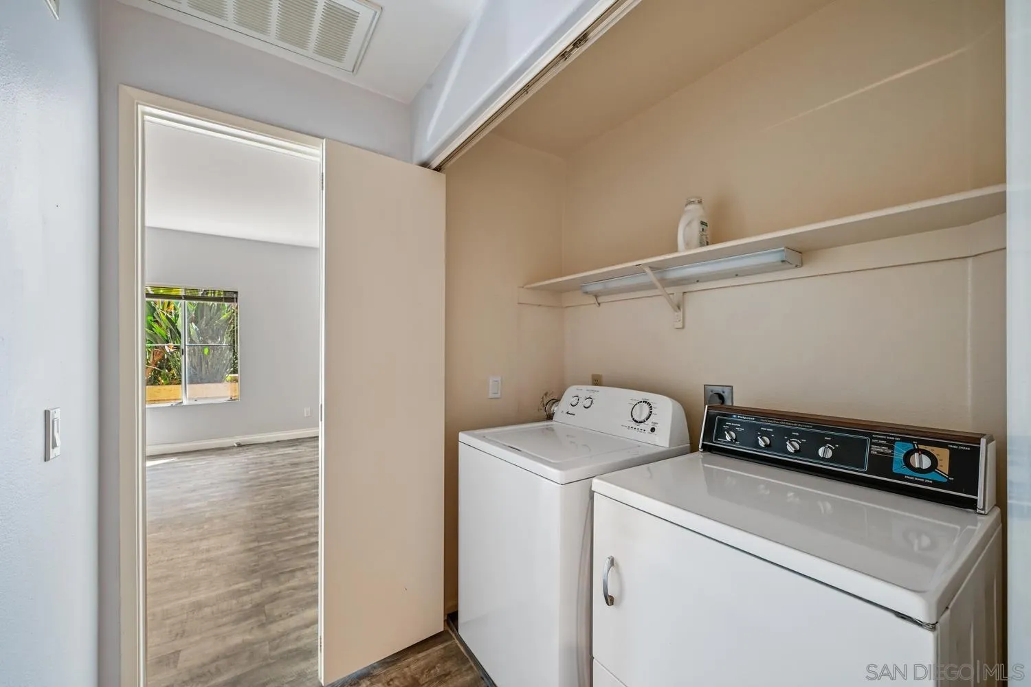 https://cdn.realtyfeed.com/cdn/127/260023379/c02a2bba7ae01cc9c89a10bc7e117de9.webp