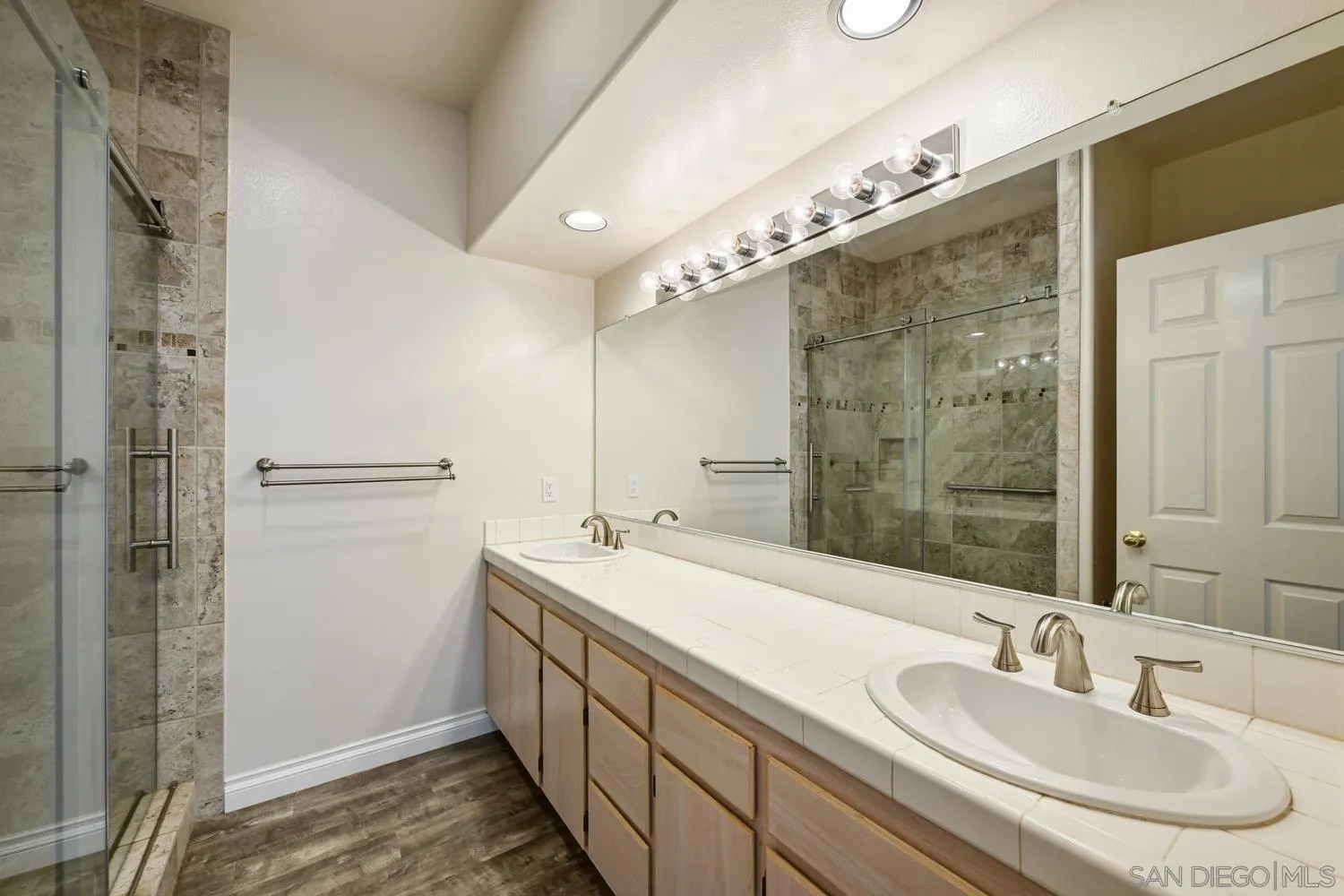 https://cdn.realtyfeed.com/cdn/127/260023379/ce88fd6279fa9f5fd1a719f85b937fe4.webp