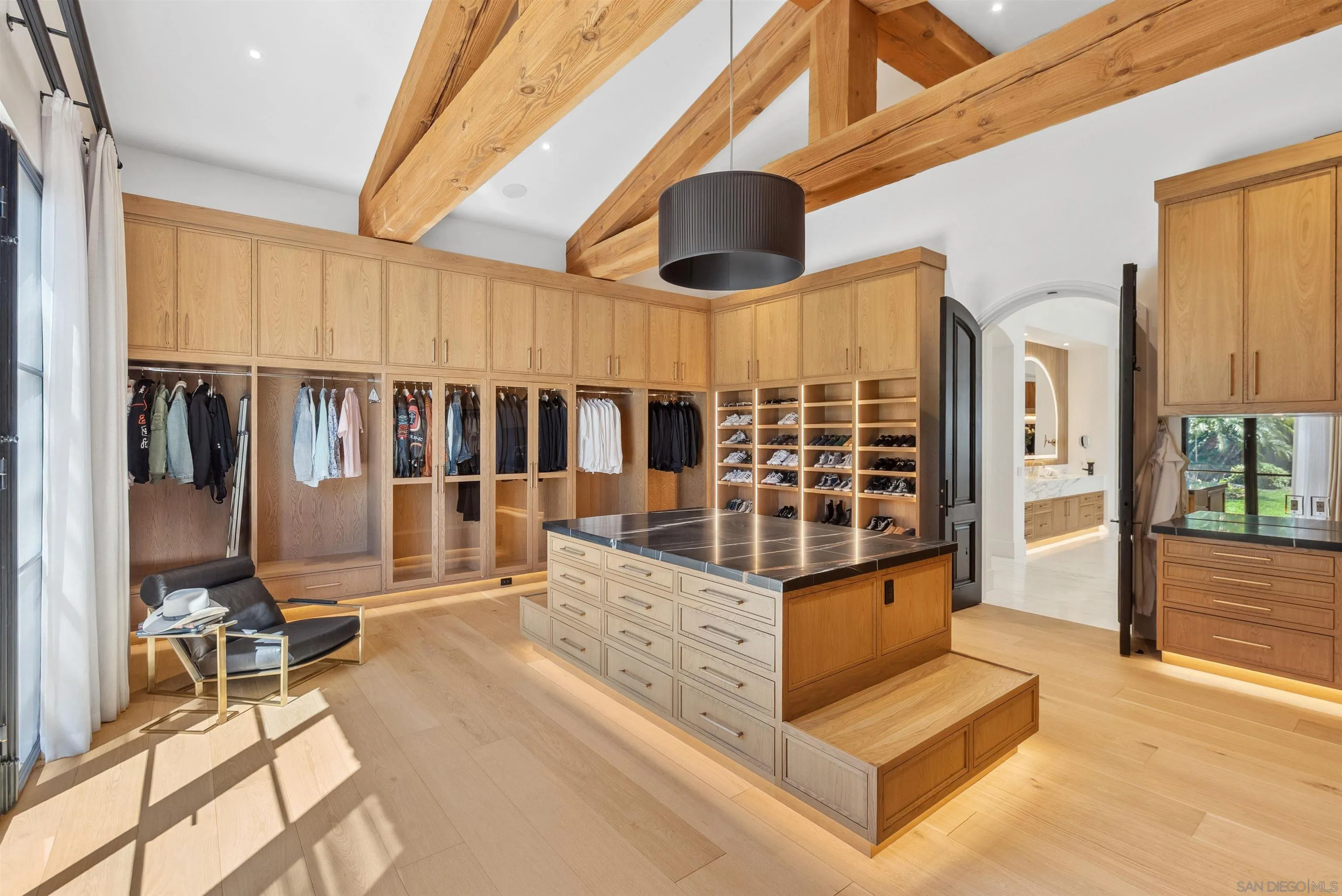 https://cdn.realtyfeed.com/cdn/127/260023387/d8d1e158be36dabff20c0c9128805cd3.webp
