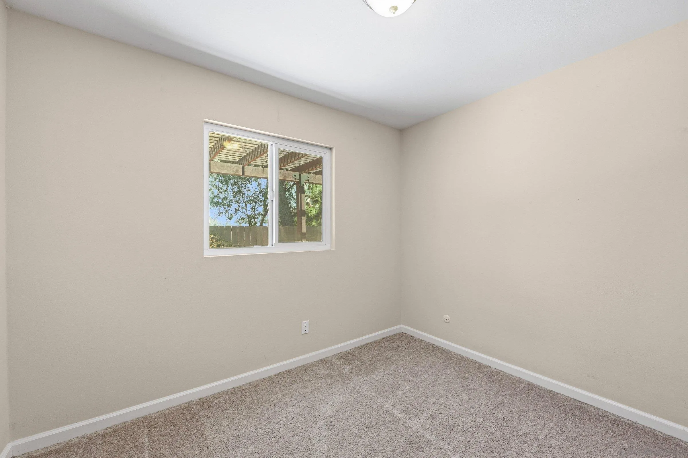 https://cdn.realtyfeed.com/cdn/127/260023396/55cf0fddf403ca6cb1cbb6dd4f43c32e.webp