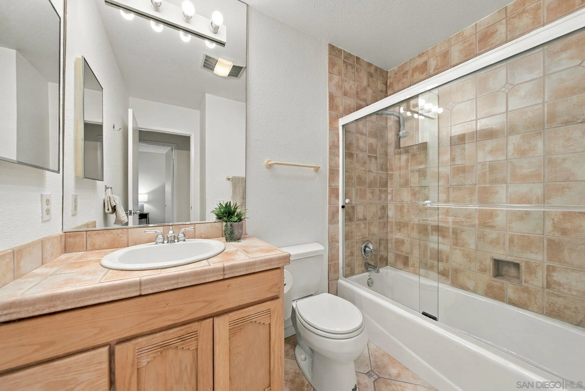 https://cdn.realtyfeed.com/cdn/127/260023397/21764e212c0d8a1d18cb599929698a86.webp