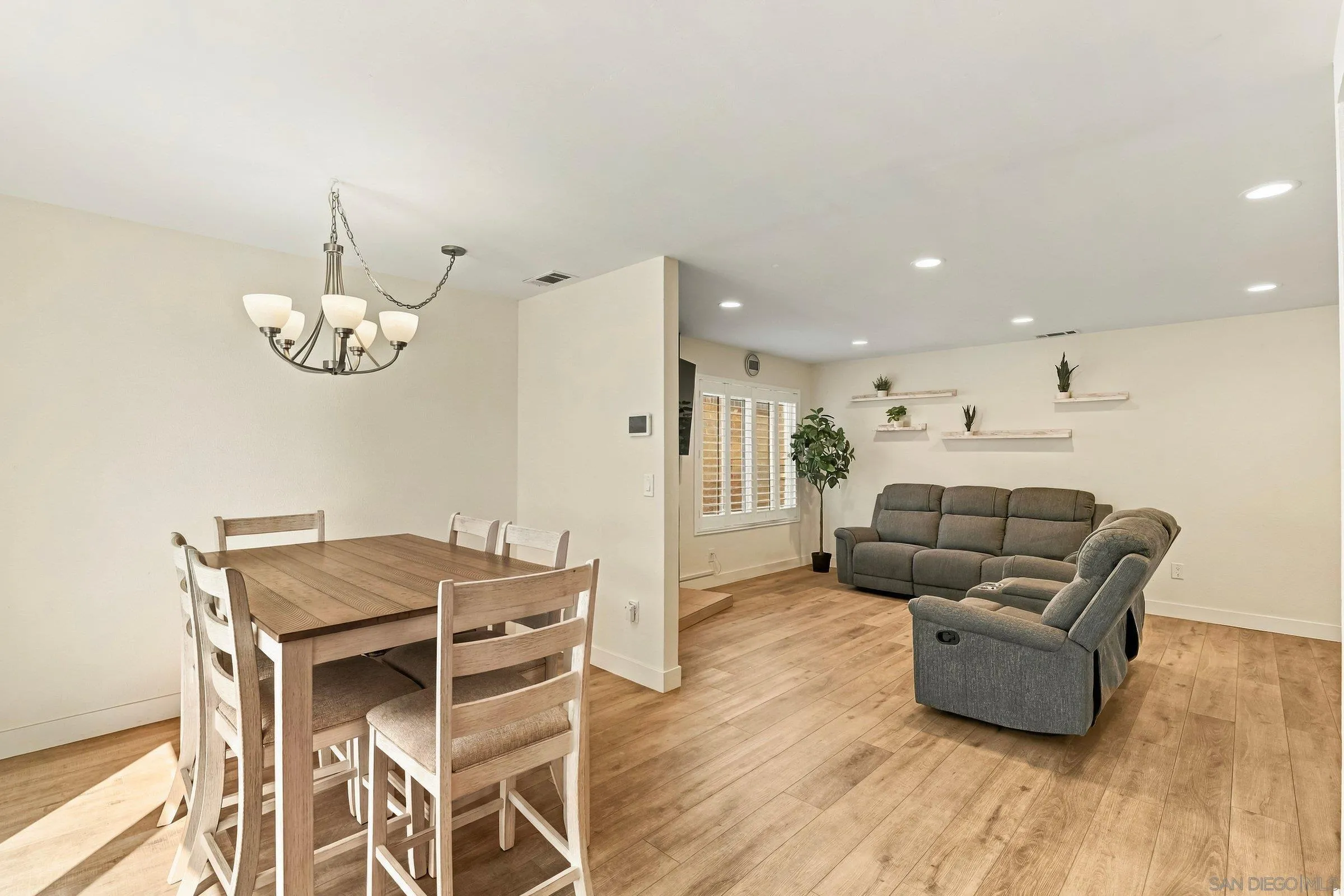 https://cdn.realtyfeed.com/cdn/127/260023405/b98bda1672f08482672267df1a6fe560.webp