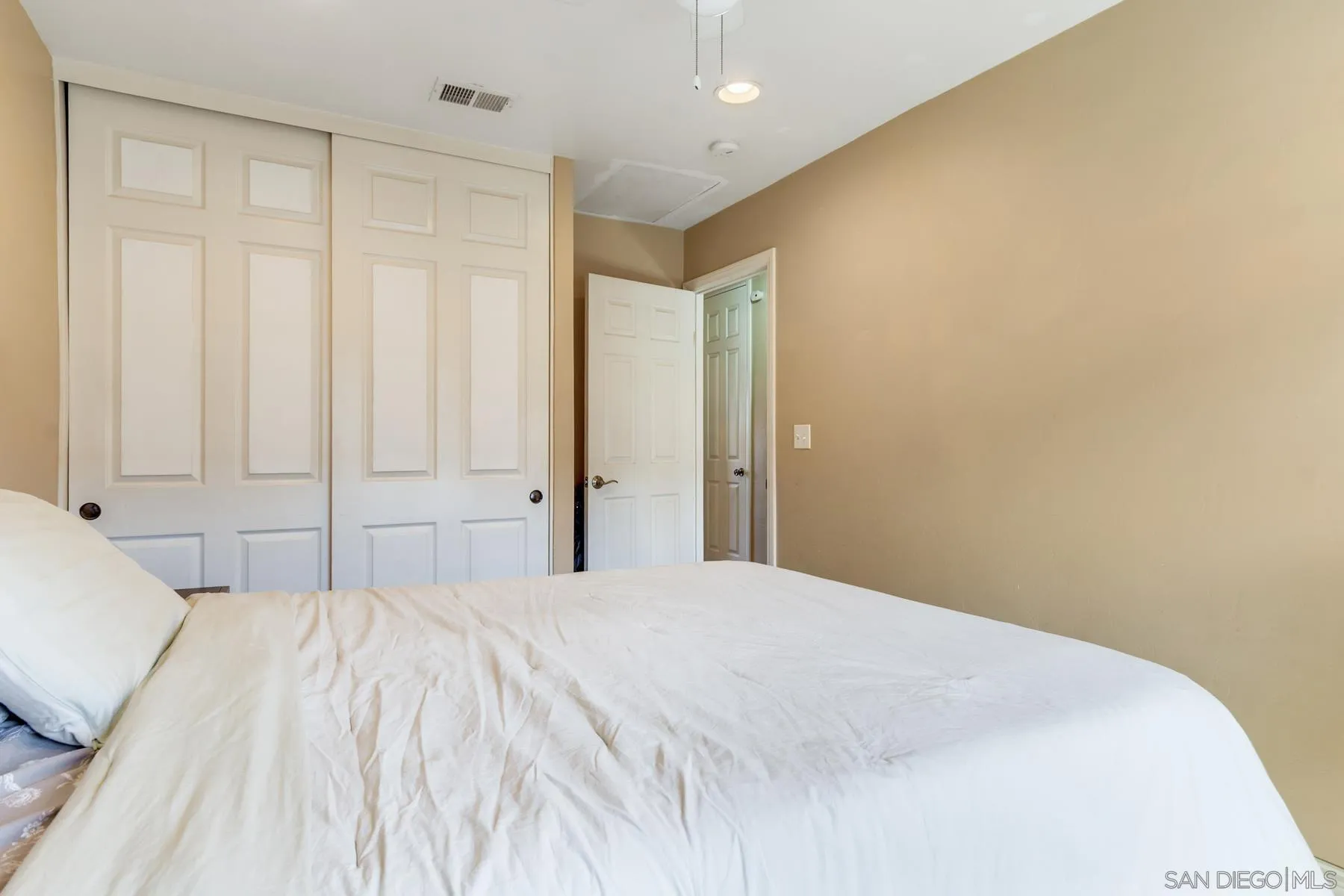 https://cdn.realtyfeed.com/cdn/127/260023412/ac7c89cbf759e30bf206a8d3e6eed402.webp