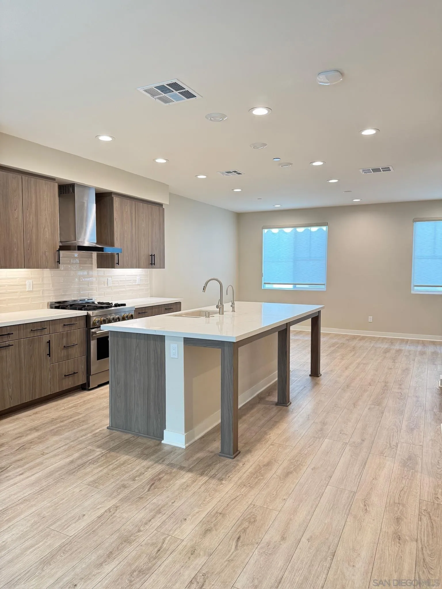 https://cdn.realtyfeed.com/cdn/127/260023423/ae818175bf11546308ec8732e61a1dbe.webp