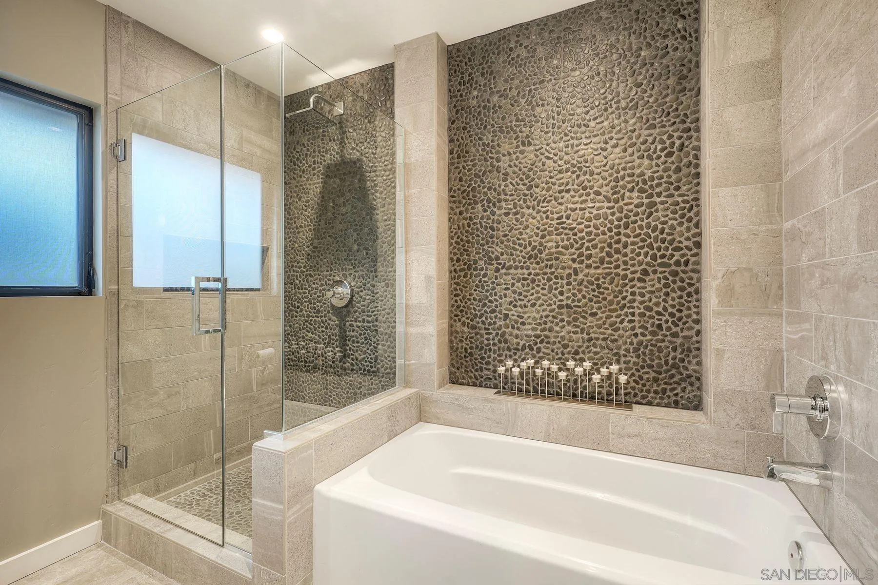 https://cdn.realtyfeed.com/cdn/127/260023424/e8f10e079613df25ff34f4113058c77d.webp