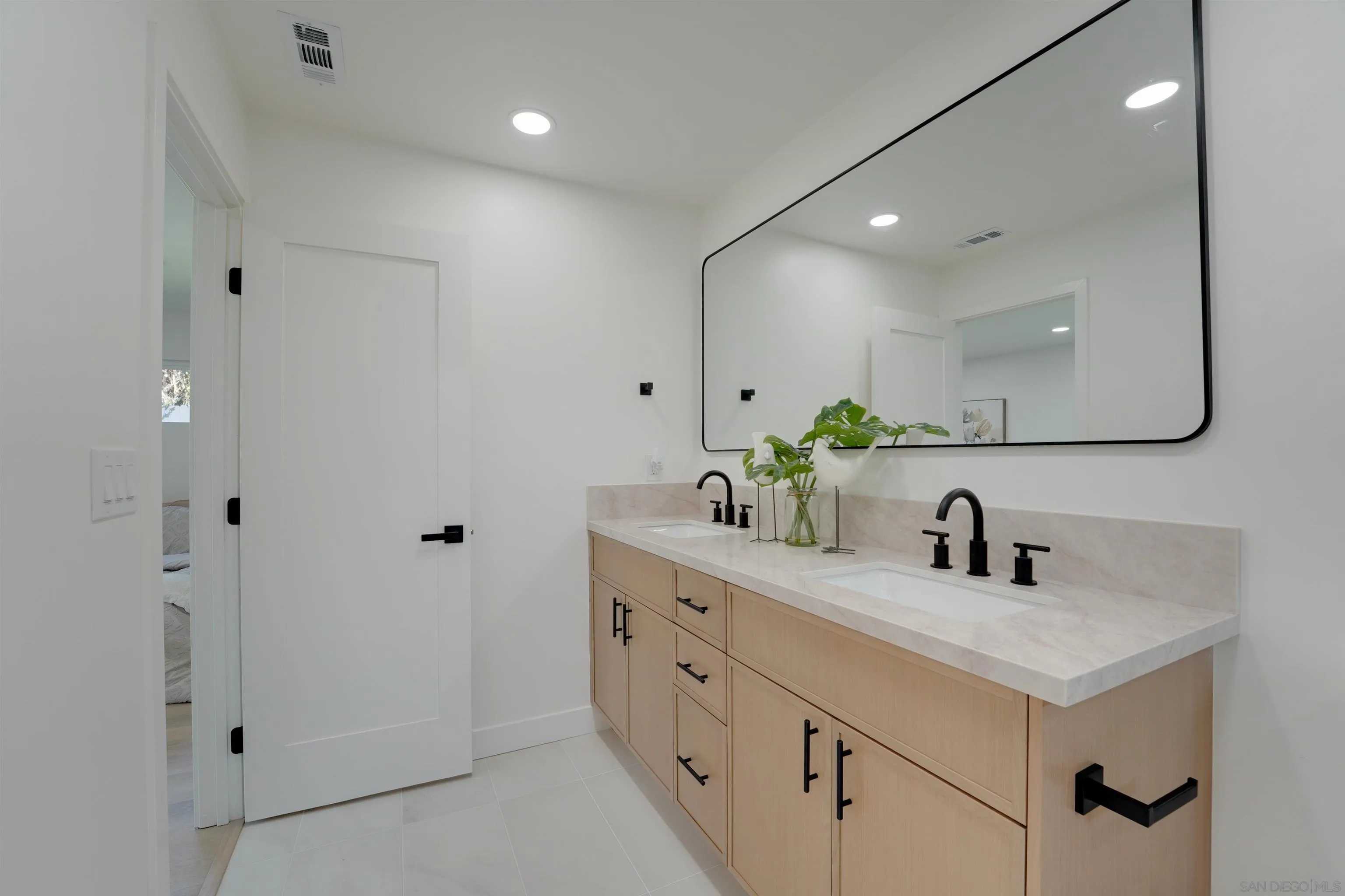https://cdn.realtyfeed.com/cdn/127/260023431/1b830758ee1231064c8b2296288077c0.webp