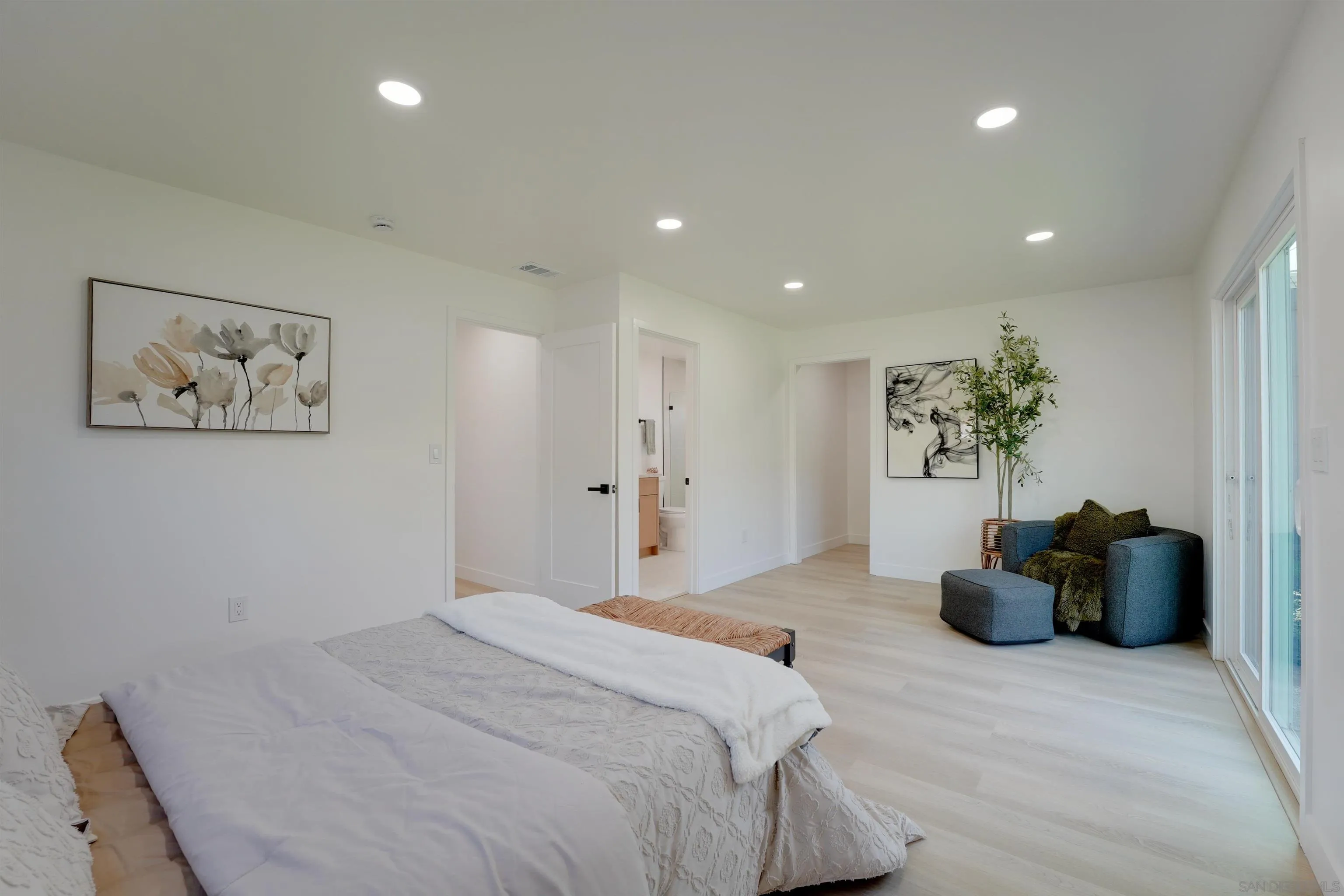 https://cdn.realtyfeed.com/cdn/127/260023431/1efe6fa2832d0b722655d3d66eeb4dd5.webp