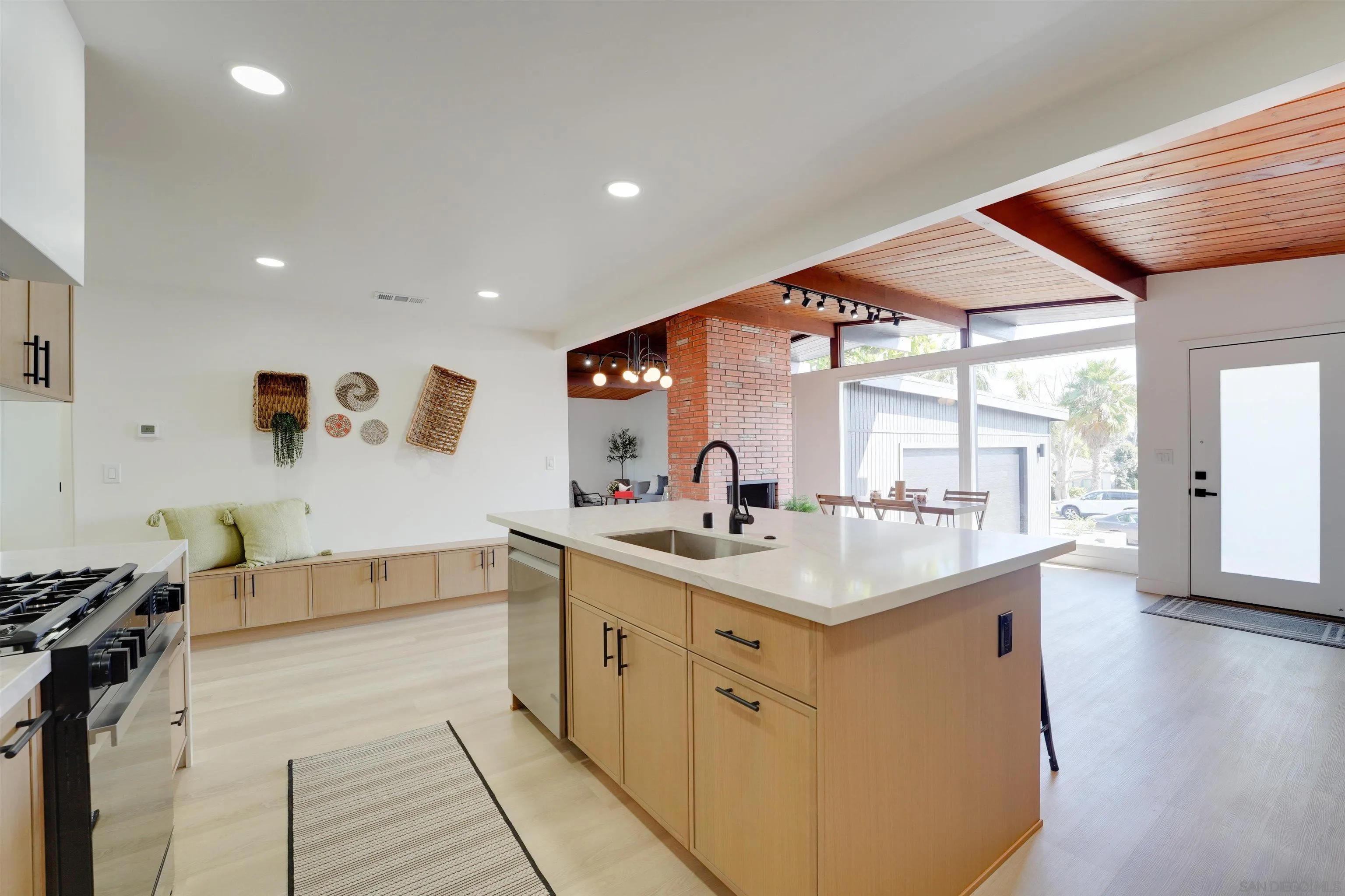 https://cdn.realtyfeed.com/cdn/127/260023431/e75a21463cfd19c37356e155cb111f95.webp