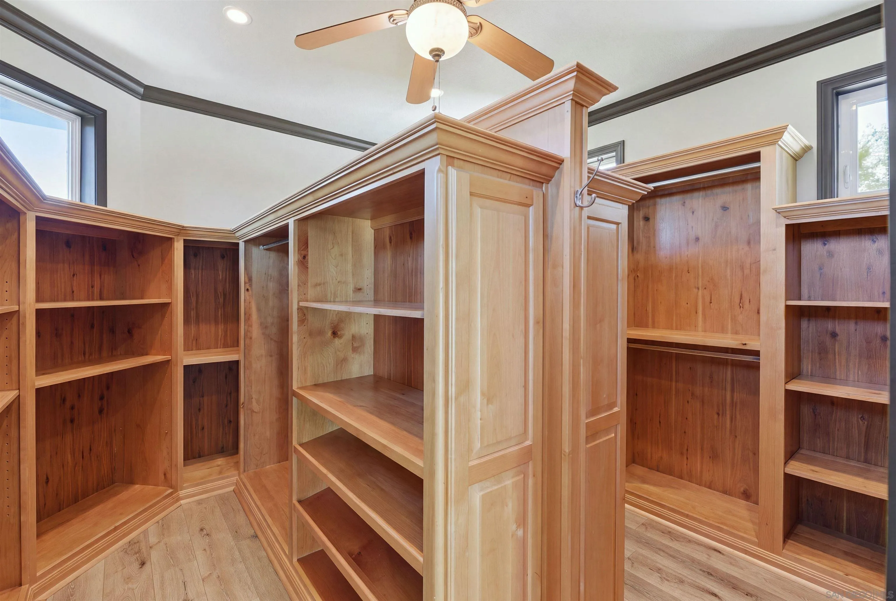 https://cdn.realtyfeed.com/cdn/127/260023436/4cc5bc95bd68bc0181ef627c0b2ac6f3.webp