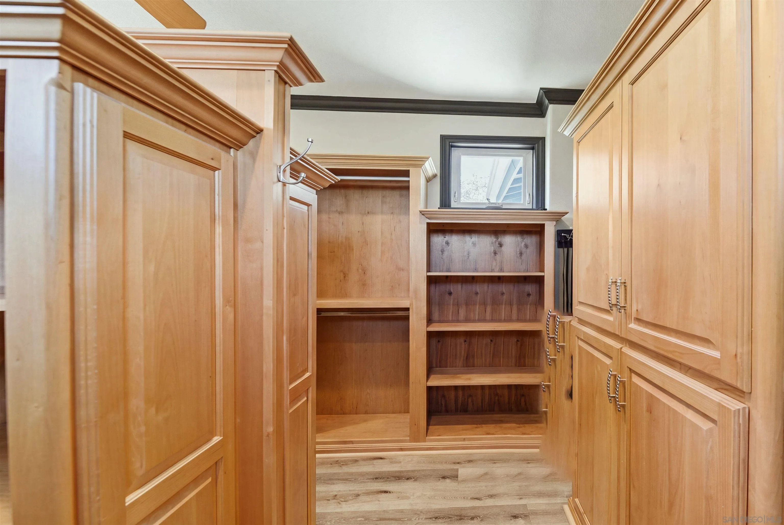 https://cdn.realtyfeed.com/cdn/127/260023436/8f3d642052e750089d08e0c4b9f75068.webp