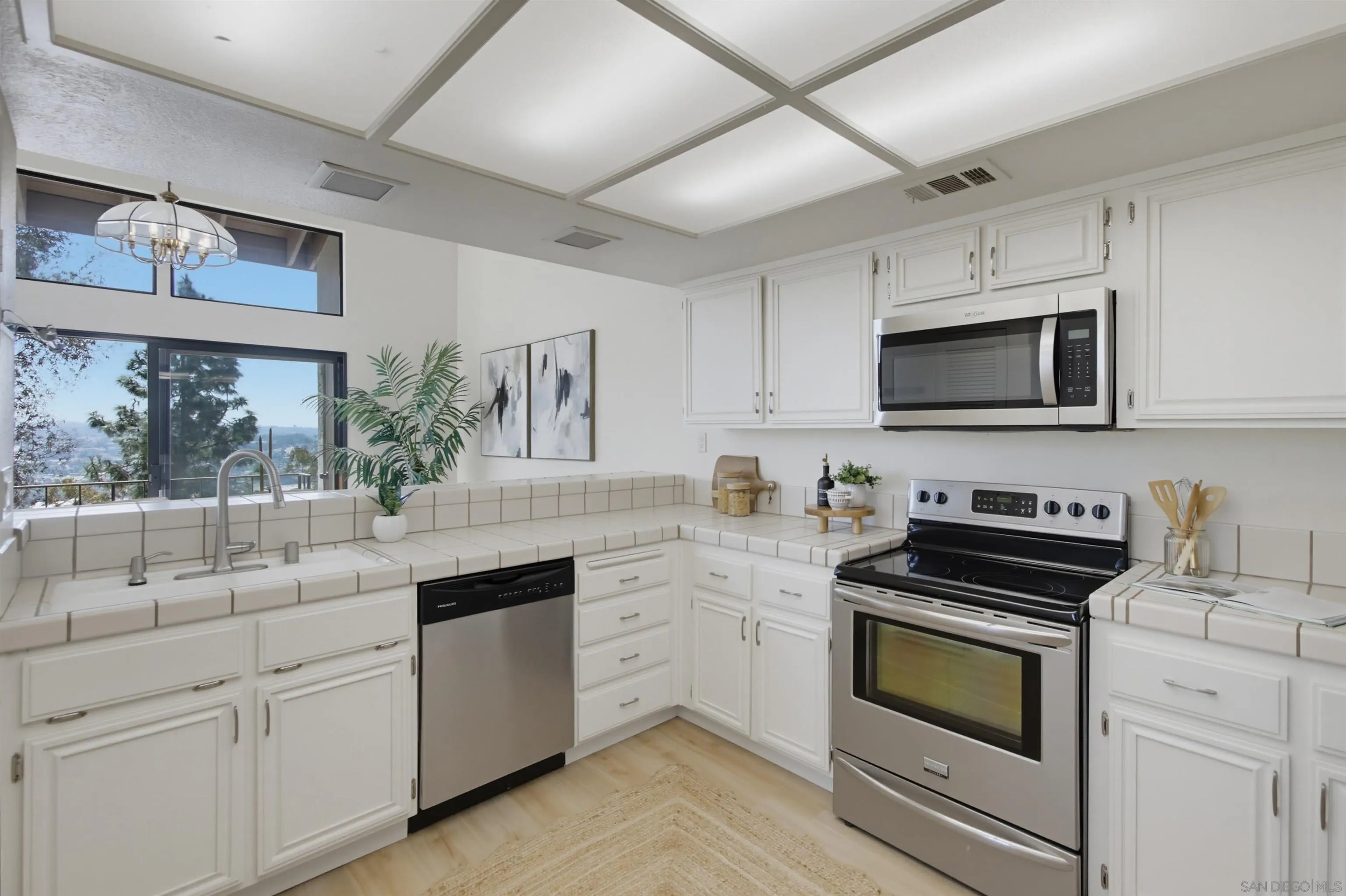 https://cdn.realtyfeed.com/cdn/127/260023438/33ae6c7a815fdb103e3254a977a30c39.webp